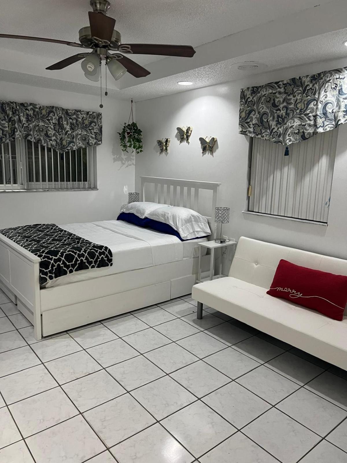 Private Studio in West Hialeah view 2