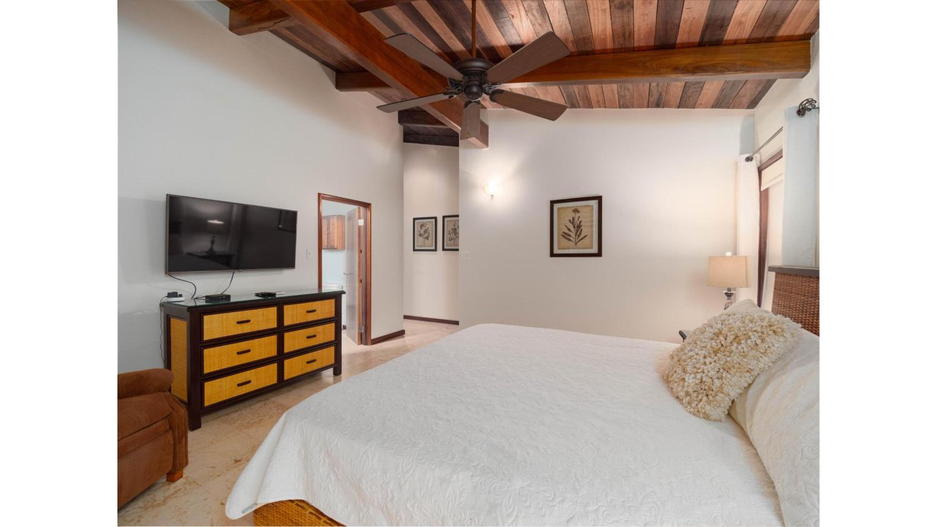 Residences at Barrier Reef 1-2C Oceanfront 2 BR by Stay Floreo