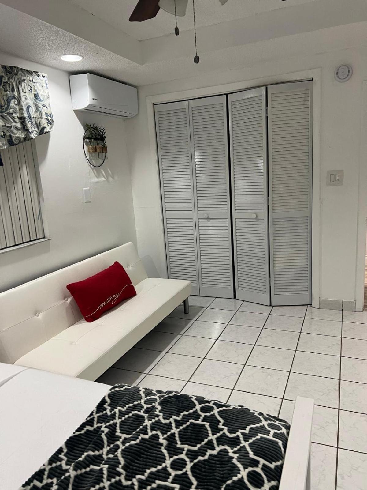 Private Studio in West Hialeah view 3