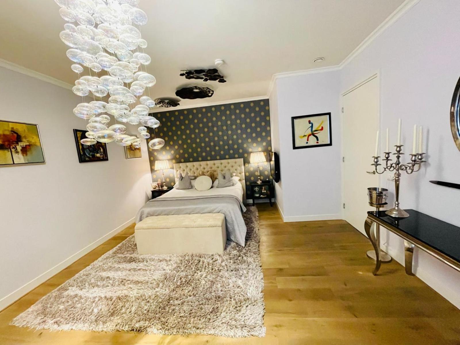 Luxury City Center apartment with Canal view 1 kingsize bed and 1 sleeping sofa photo 4