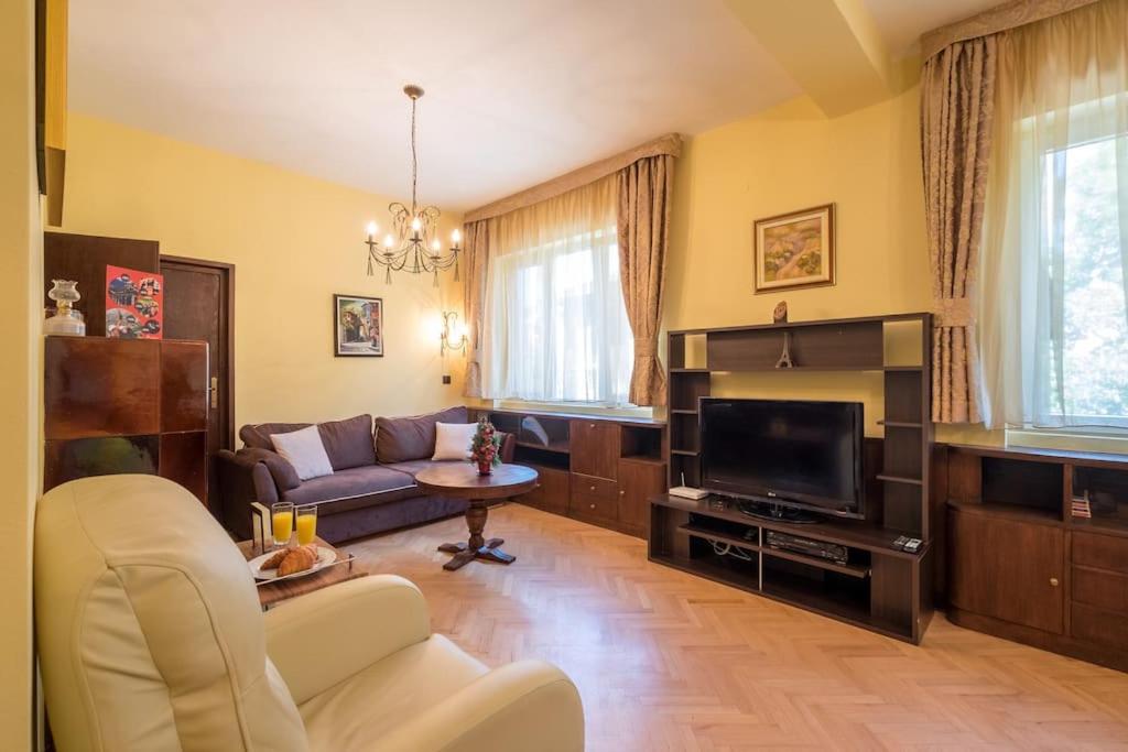 Very Central & Aristocratic 2 Bedroom Apartment with Air conditioning