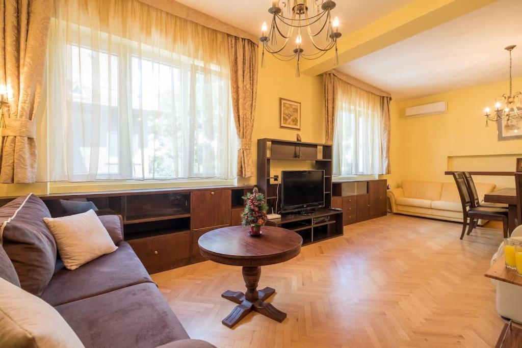 Very Central & Aristocratic 2 Bedroom Apartment with Air conditioning