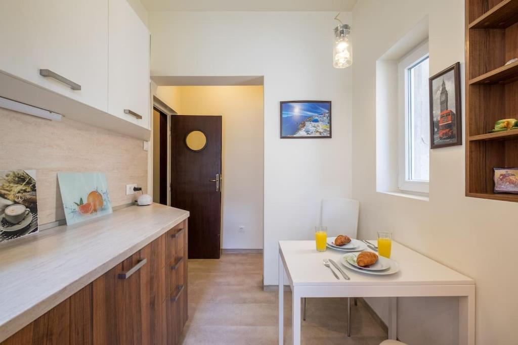 Very Central & Aristocratic 2 Bedroom Apartment with Air conditioning