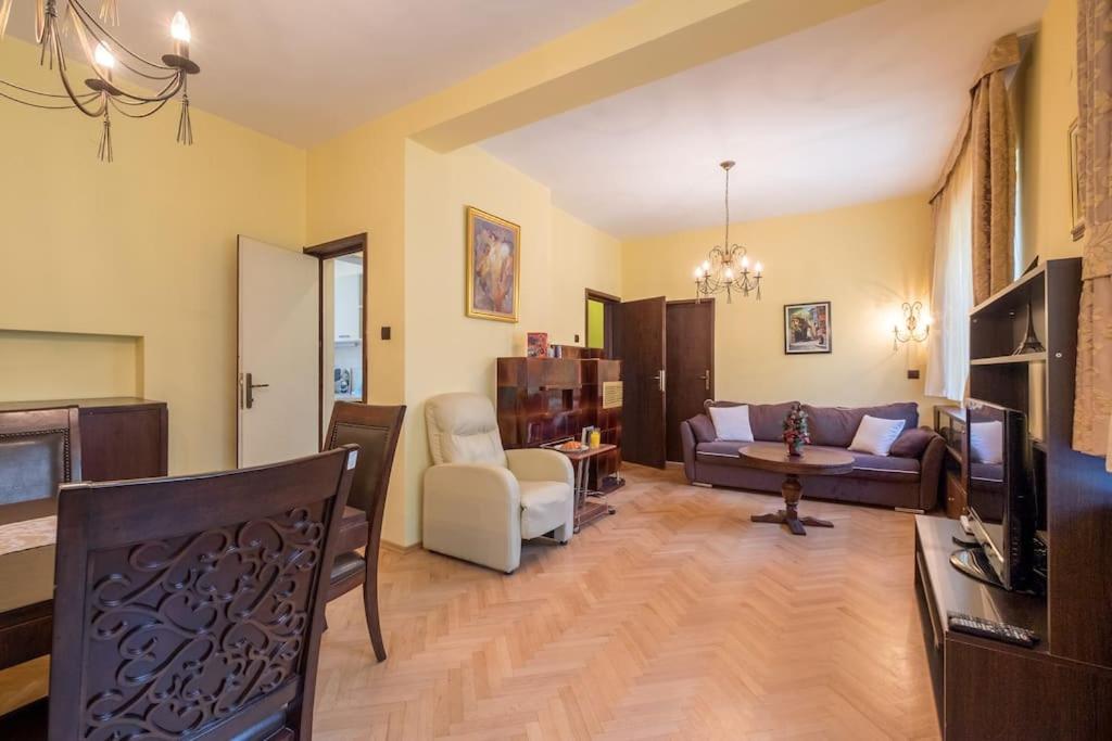 Very Central & Aristocratic 2 Bedroom Apartment with Air conditioning