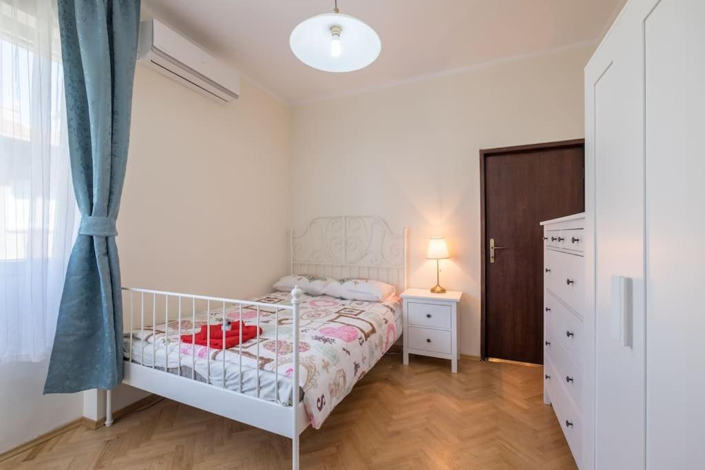 Very Central & Aristocratic 2 Bedroom Apartment with Air conditioning