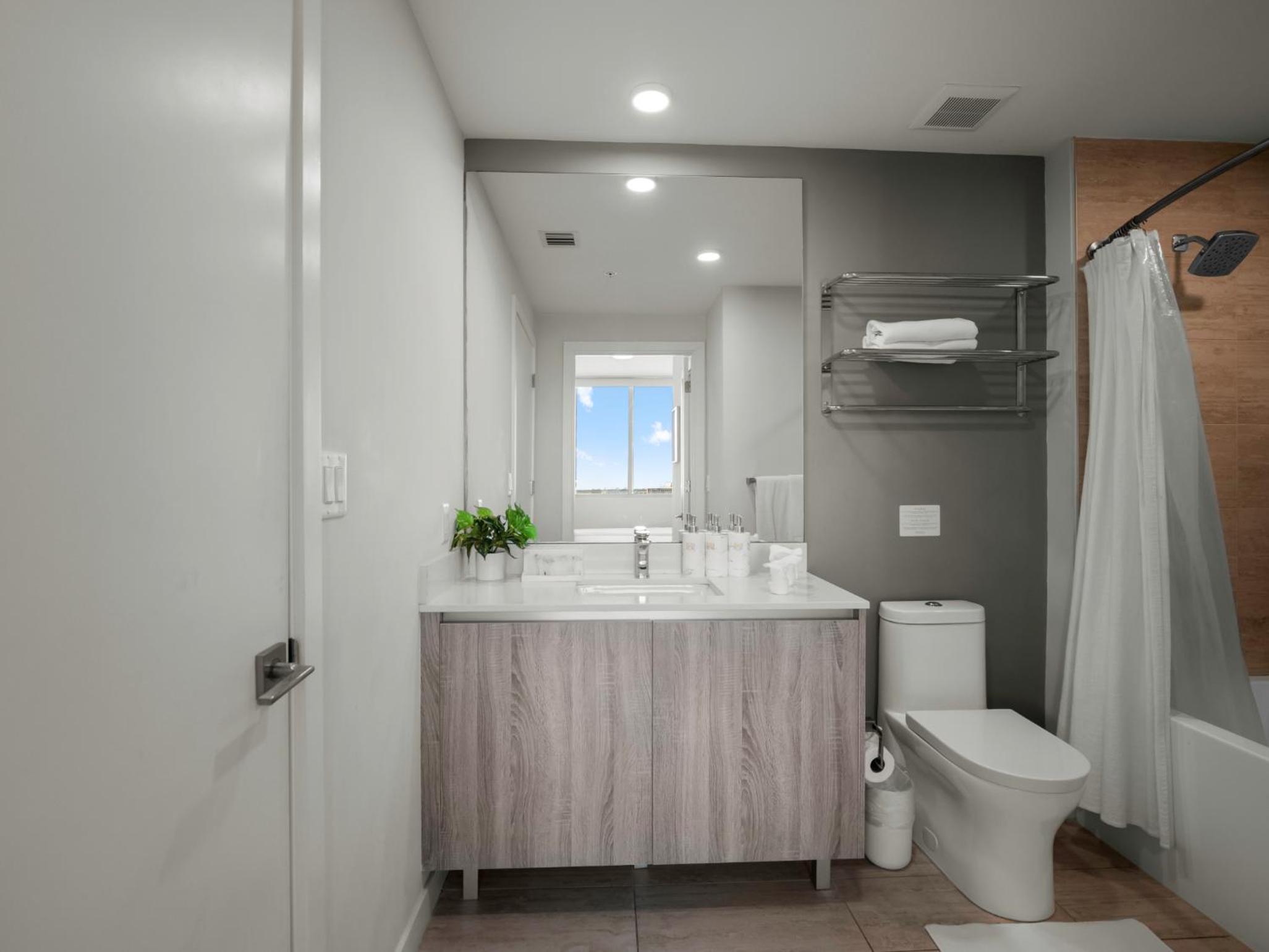 Elegant Condo 2BR w Beautiful City Views