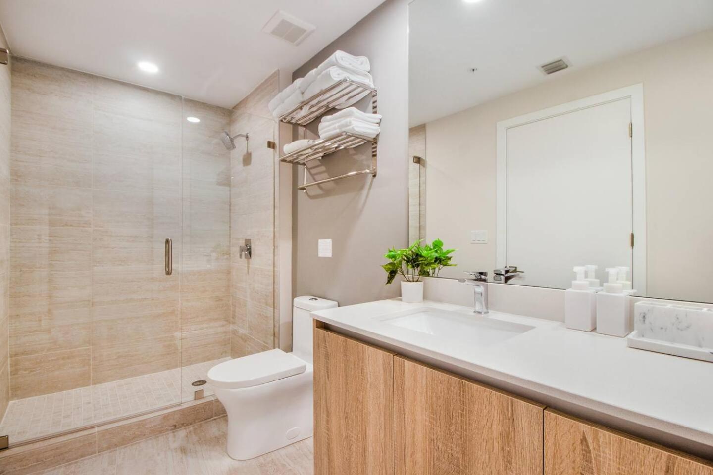 Elegant Condo 2BR w Beautiful City Views