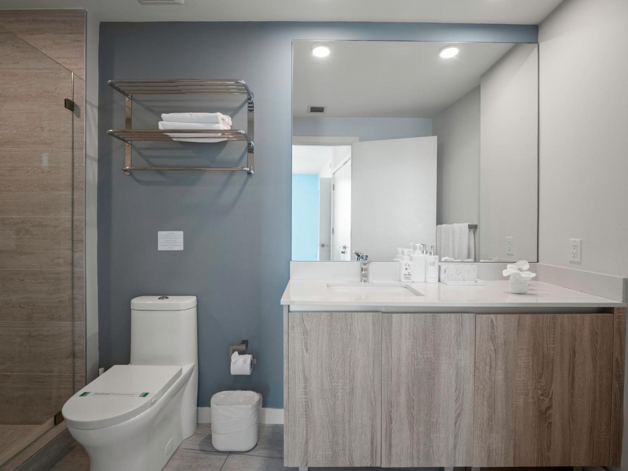 Elegant Condo 2BR w Beautiful City Views