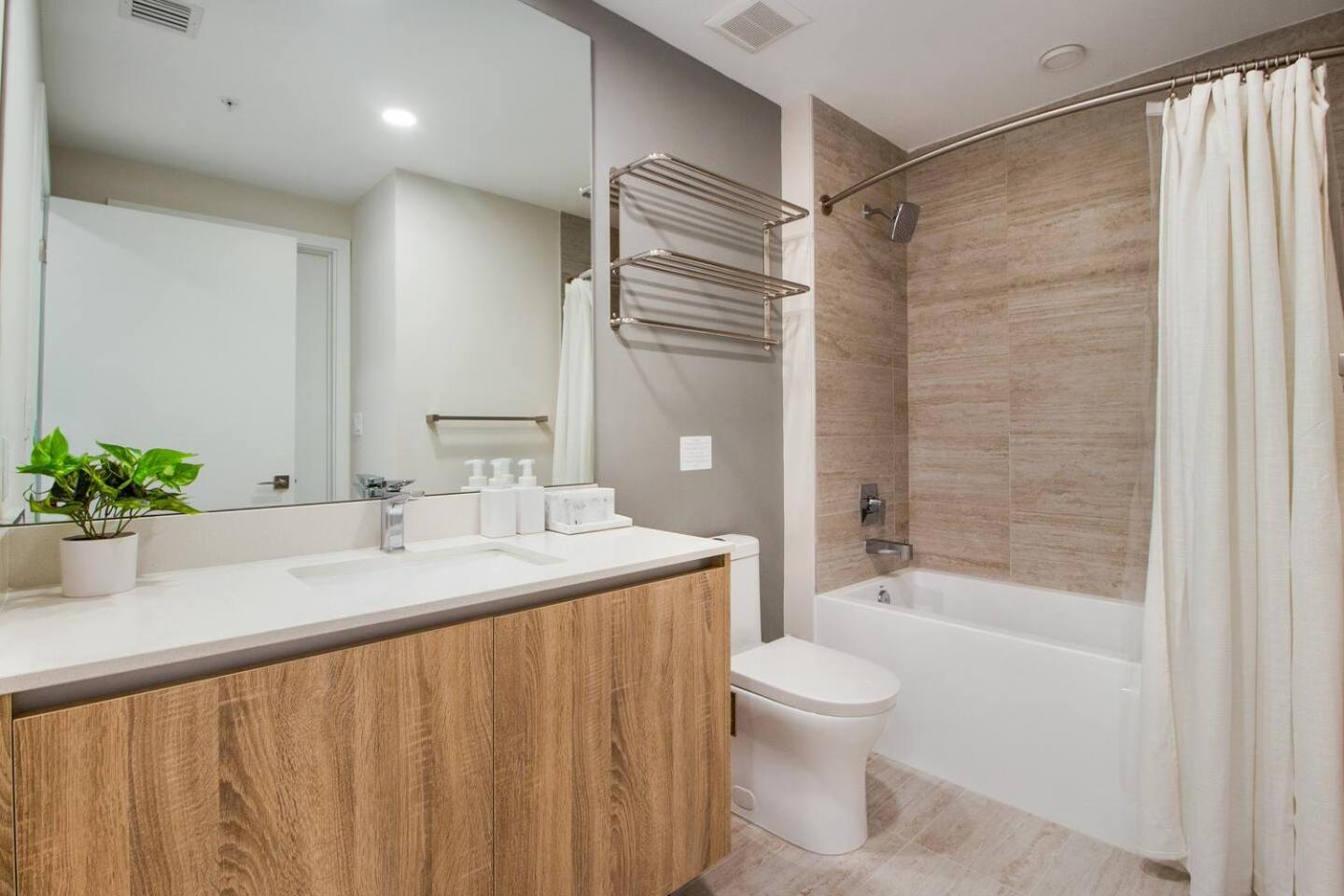 Elegant Condo 2BR w Beautiful City Views