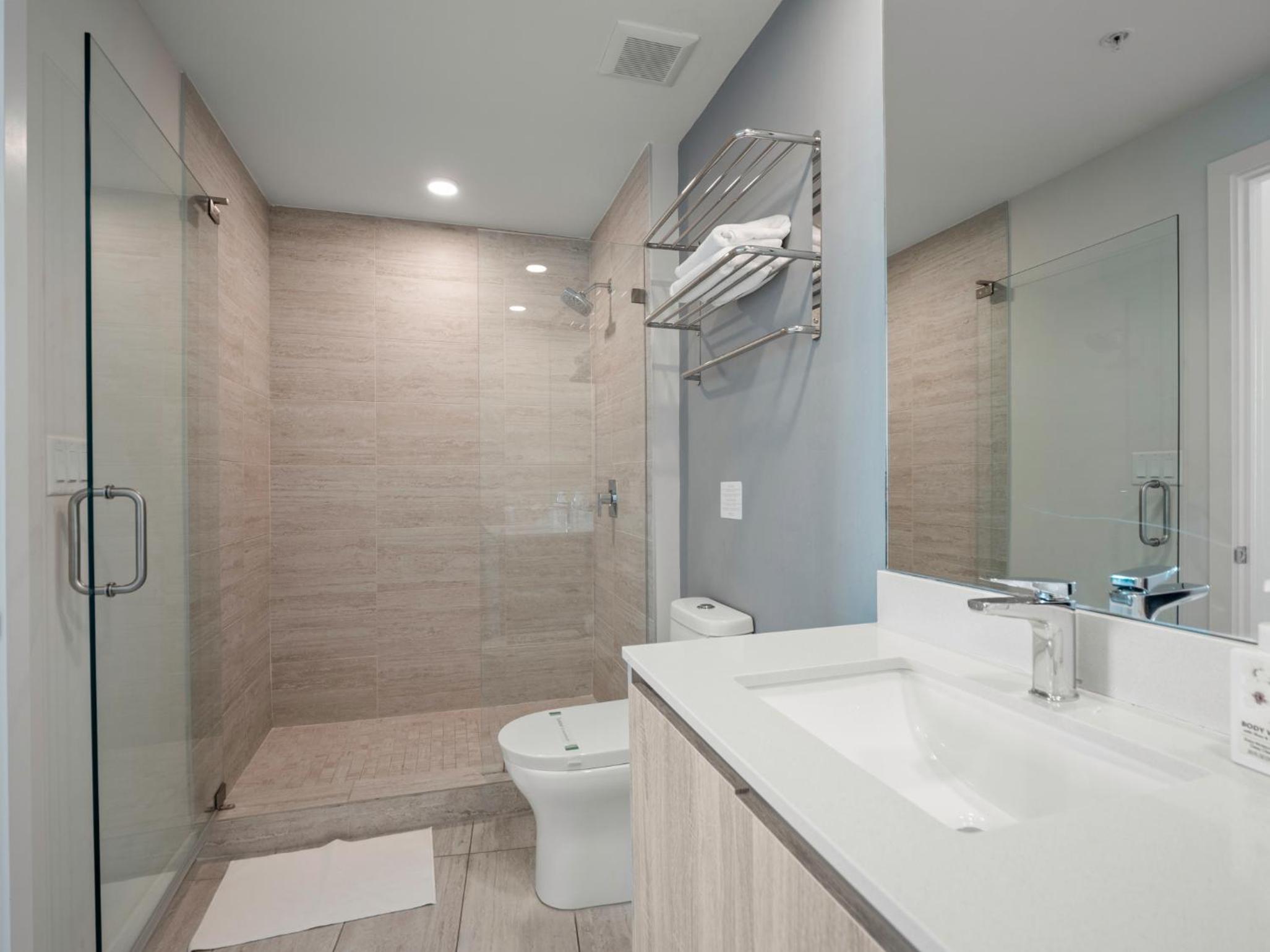 Elegant Condo 2BR w Beautiful City Views