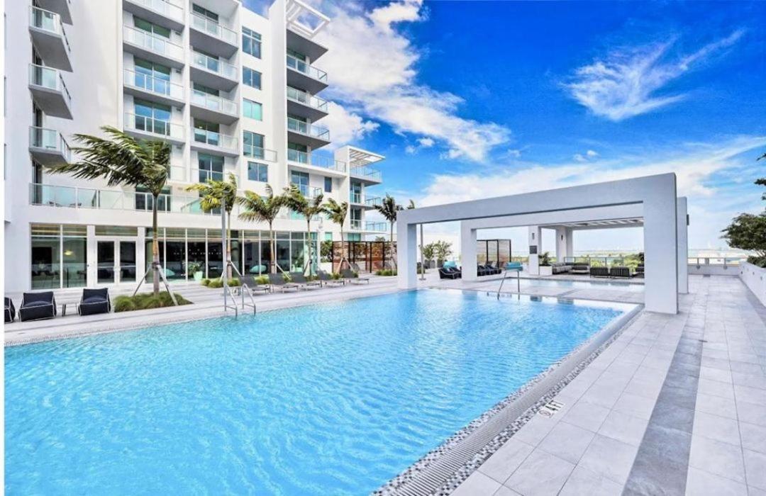 Elegant Condo 2BR w Beautiful City Views