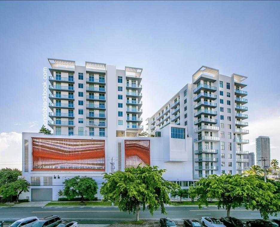 Elegant Condo 2BR w Beautiful City Views