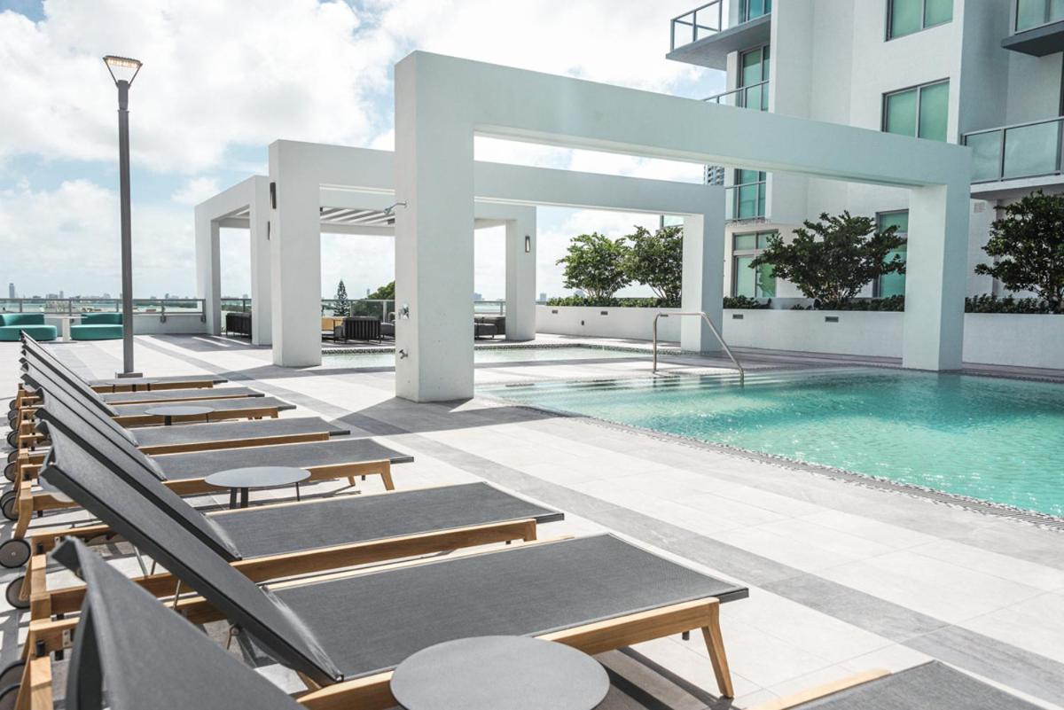 Elegant Condo 2BR w Beautiful City Views