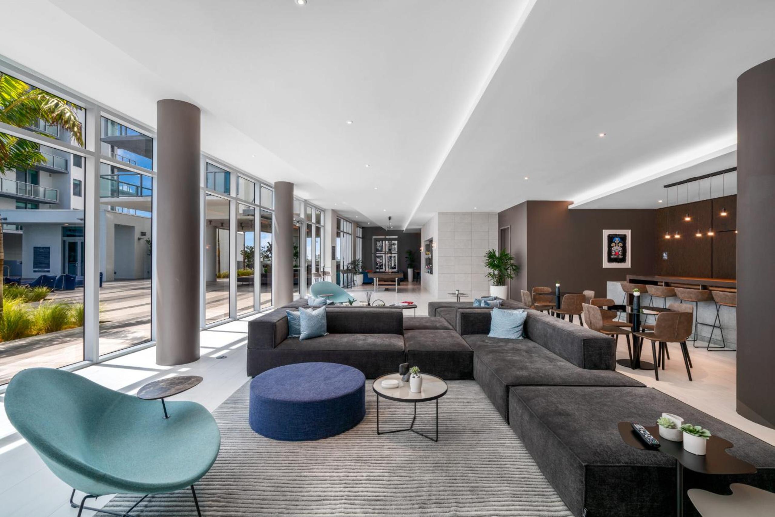 Elegant Condo 2BR w Beautiful City Views