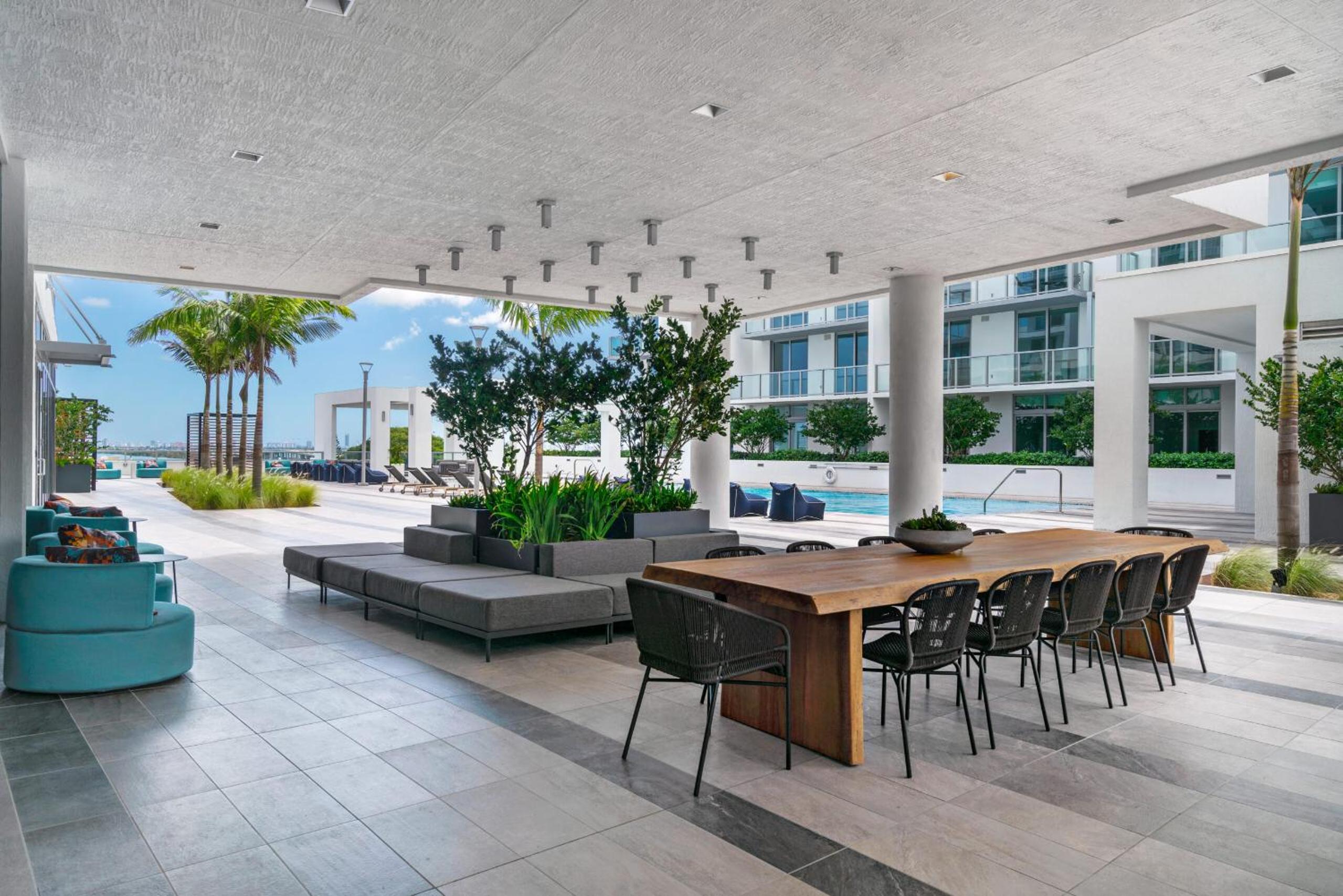 Elegant Condo 2BR w Beautiful City Views
