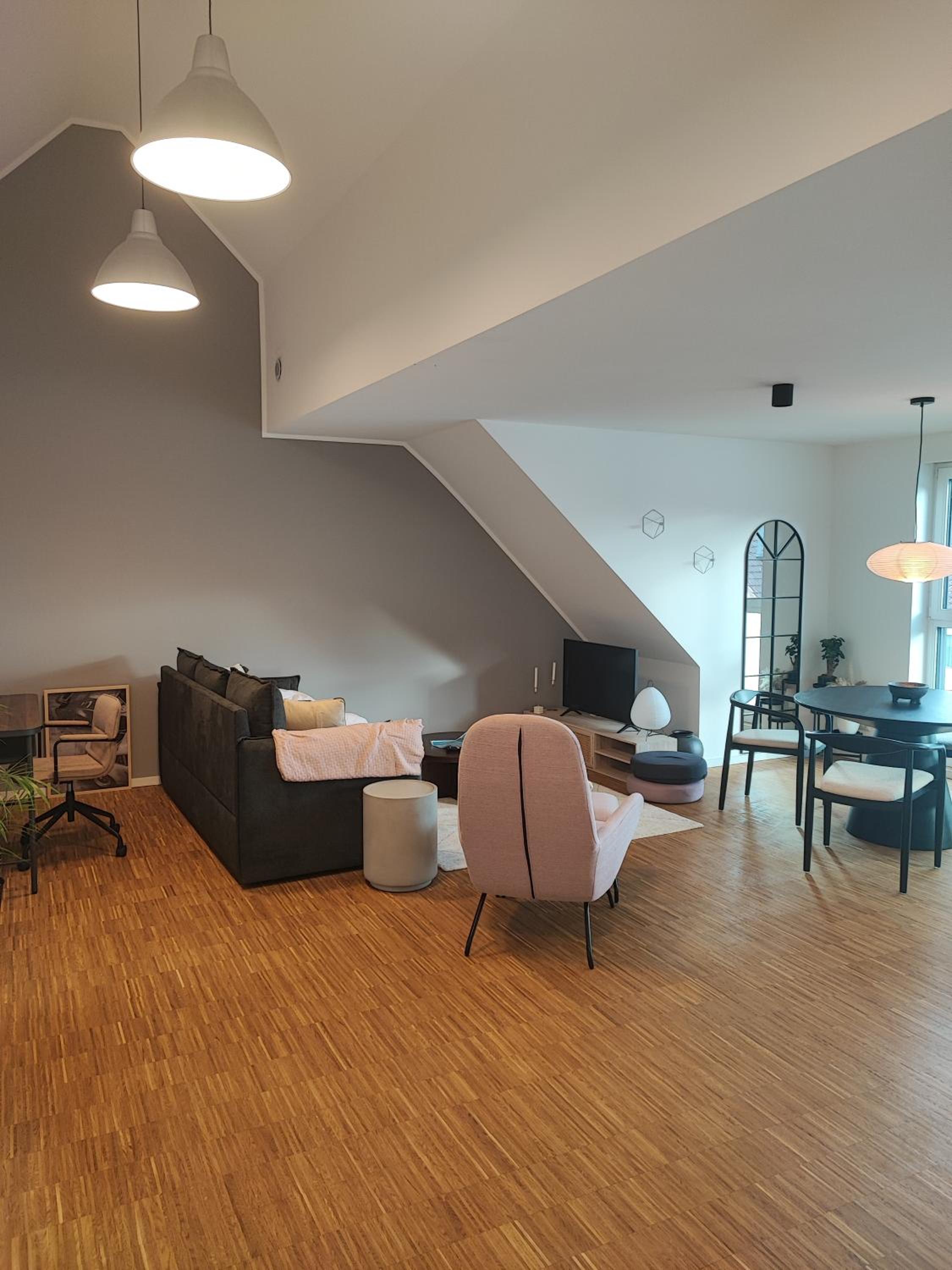 neues modernes Dachgeschossloft nähe Zentrum Uni Messe