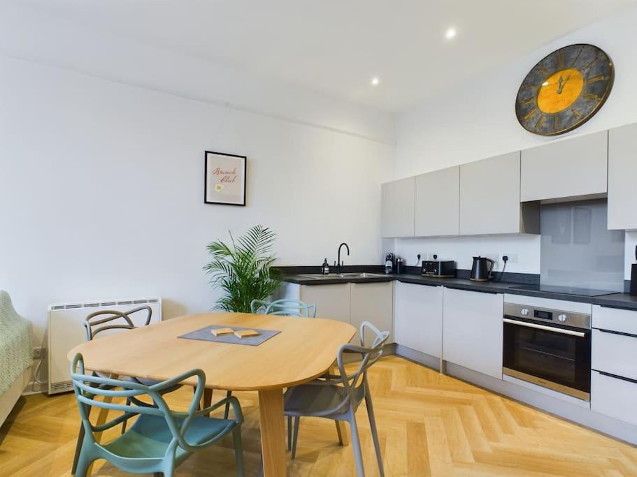 Arcadia House Town Centre Stay 2-Bed Chapel Conversion with Private Parking view 2