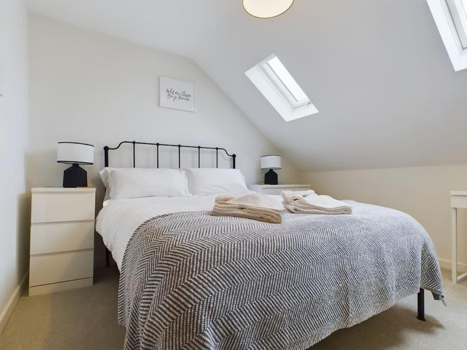 Arcadia House Town Centre Stay 2-Bed Chapel Conversion with Private Parking view 3