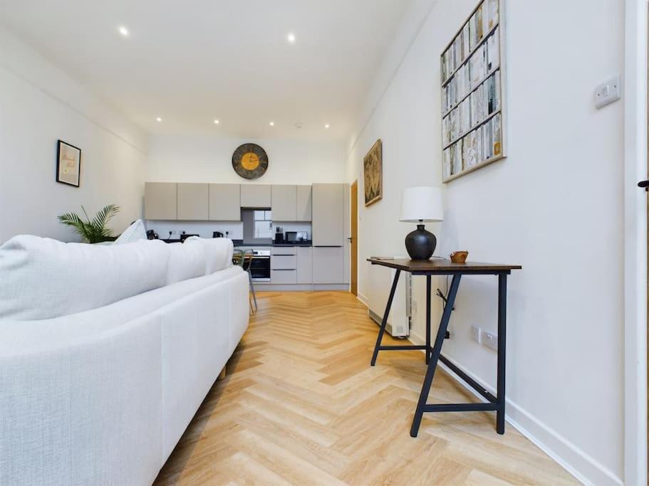 Arcadia House Town Centre Stay 2-Bed Chapel Conversion with Private Parking view 4