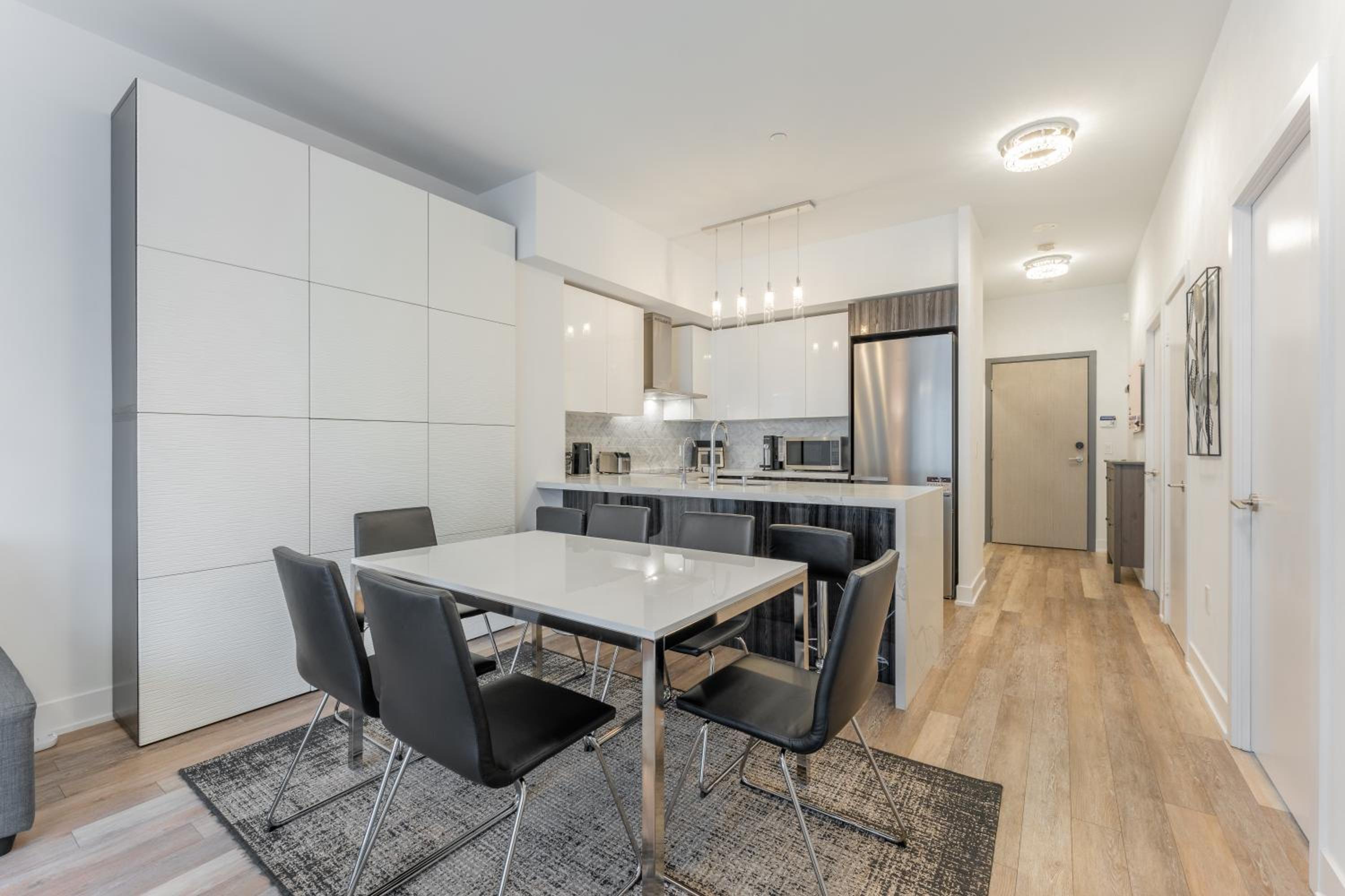 Perfect Toronto 3BR Luxe Condo - Huge Patio - Pool - Parking