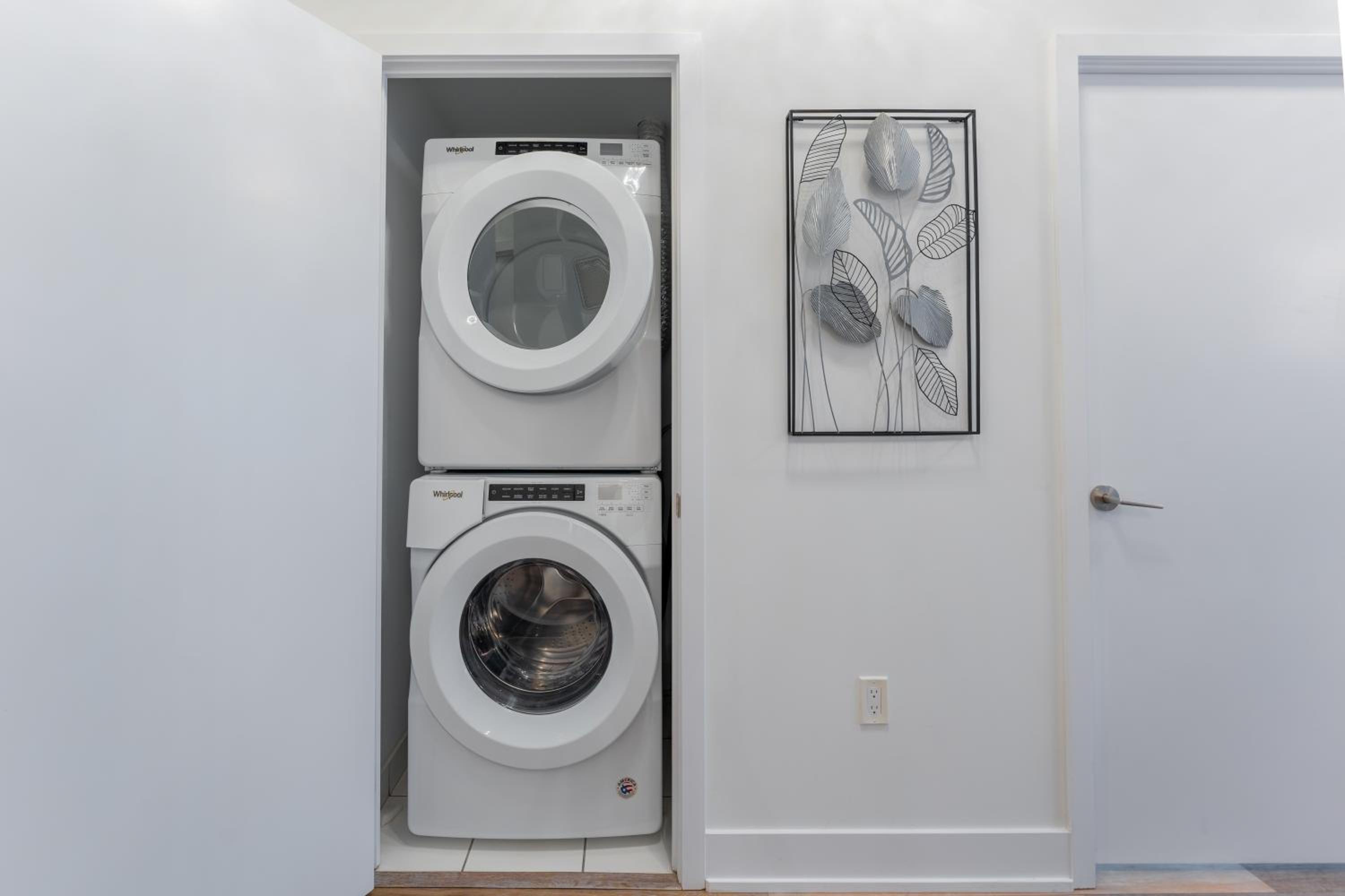 Perfect Toronto 3BR Luxe Condo - Huge Patio - Pool - Parking