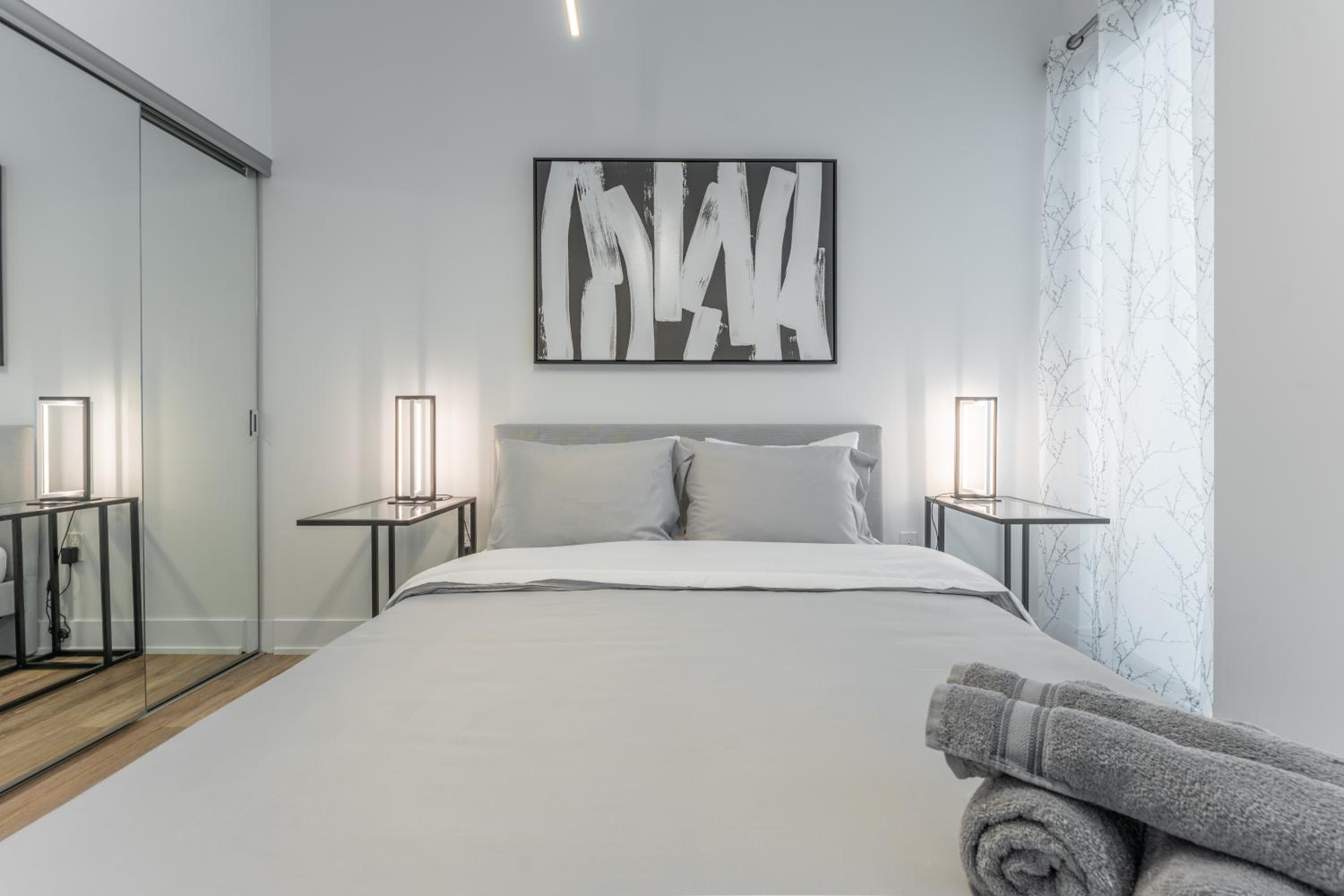 Perfect Toronto 3BR Luxe Condo - Huge Patio - Pool - Parking