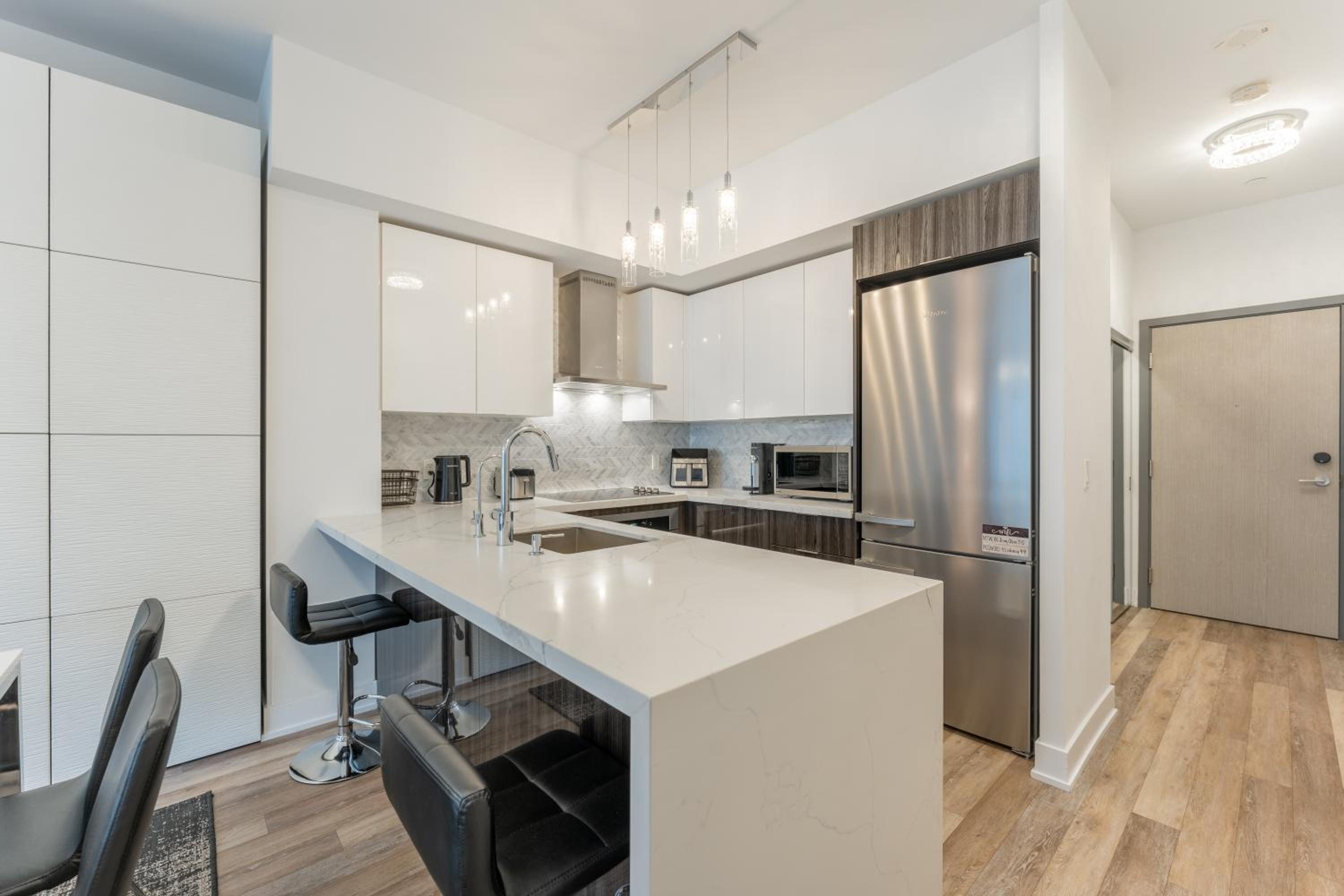 Perfect Toronto 3BR Luxe Condo - Huge Patio - Pool - Parking
