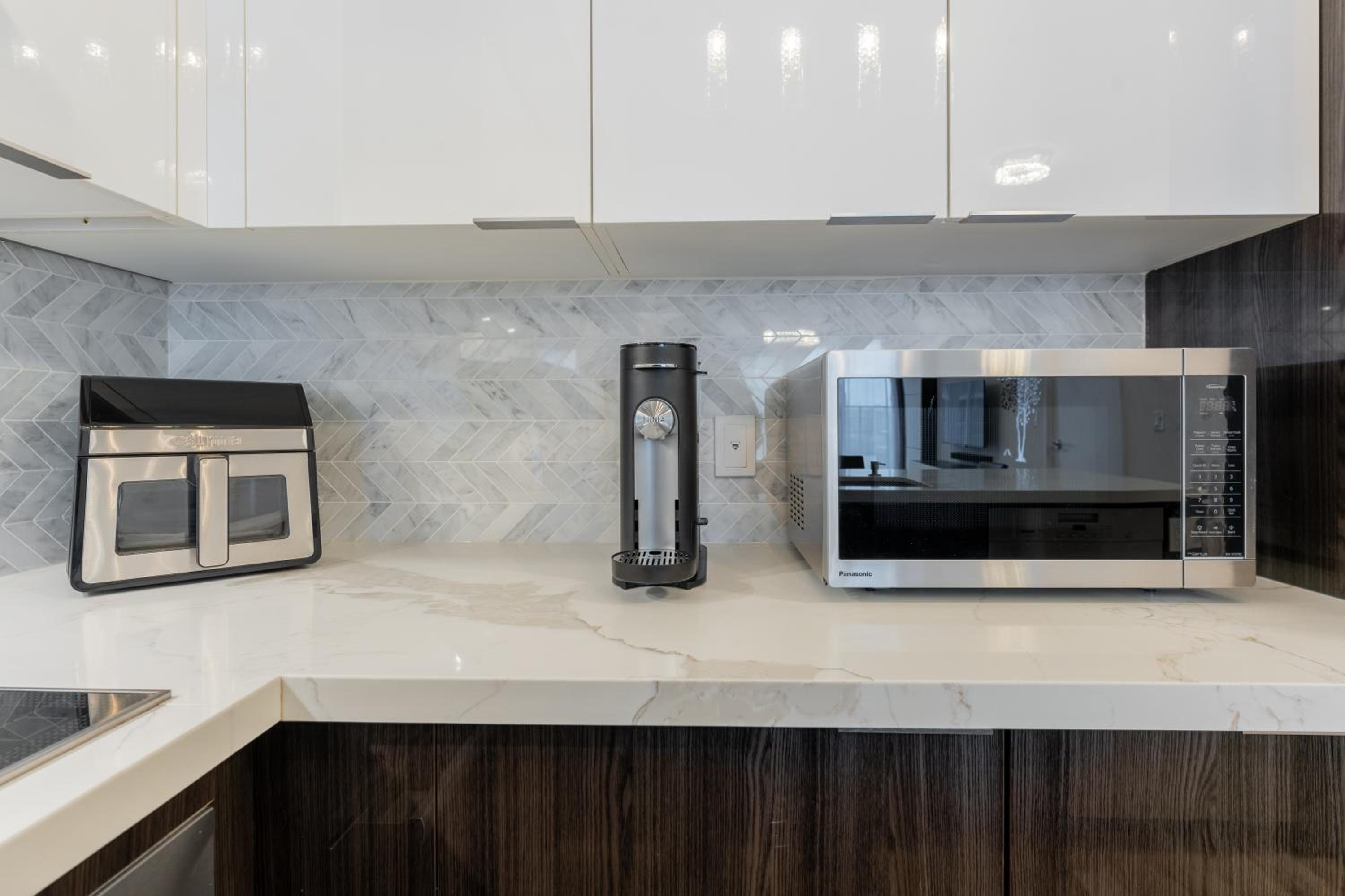 Perfect Toronto 3BR Luxe Condo - Huge Patio - Pool - Parking