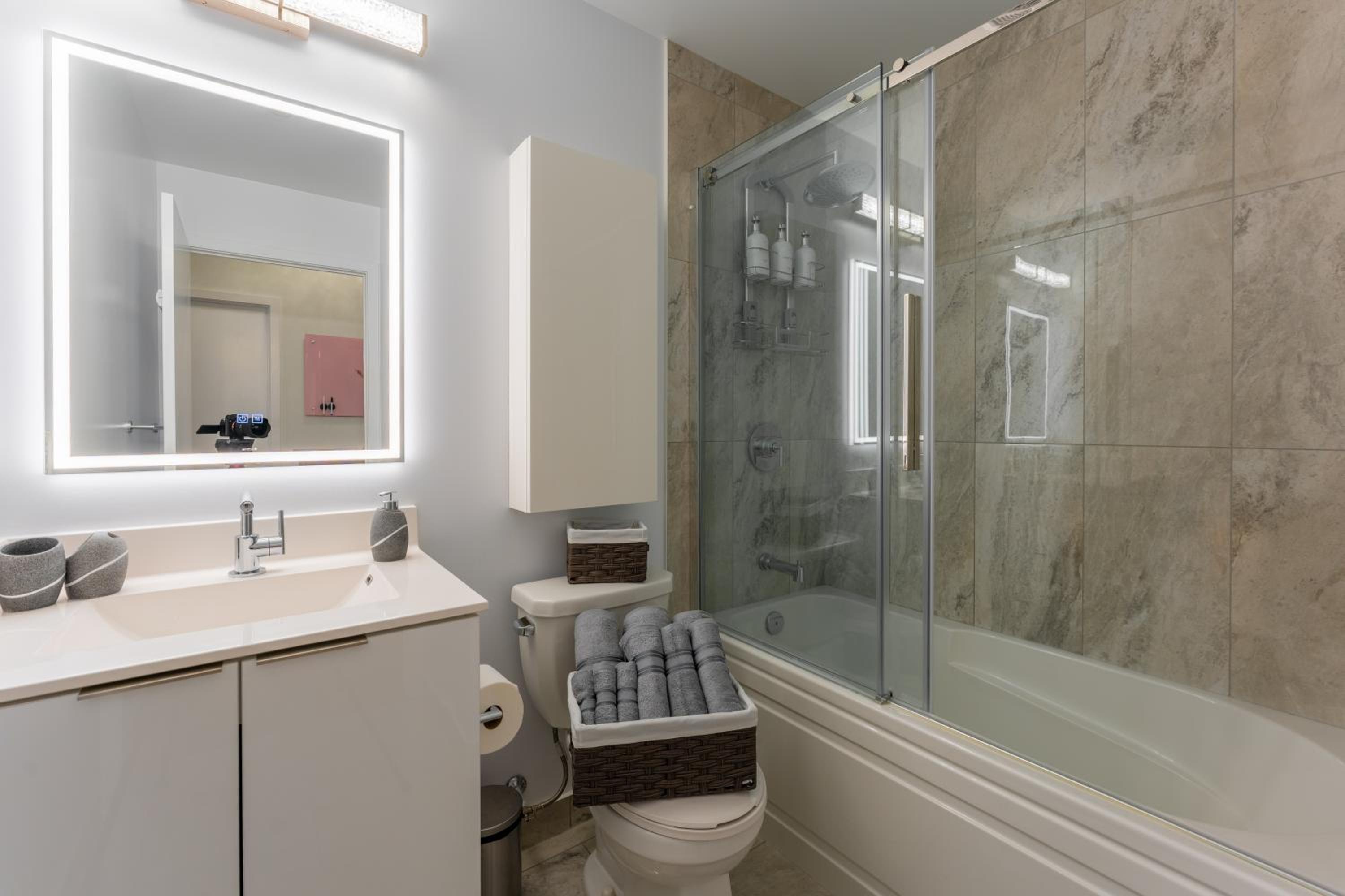 Perfect Toronto 3BR Luxe Condo - Huge Patio - Pool - Parking