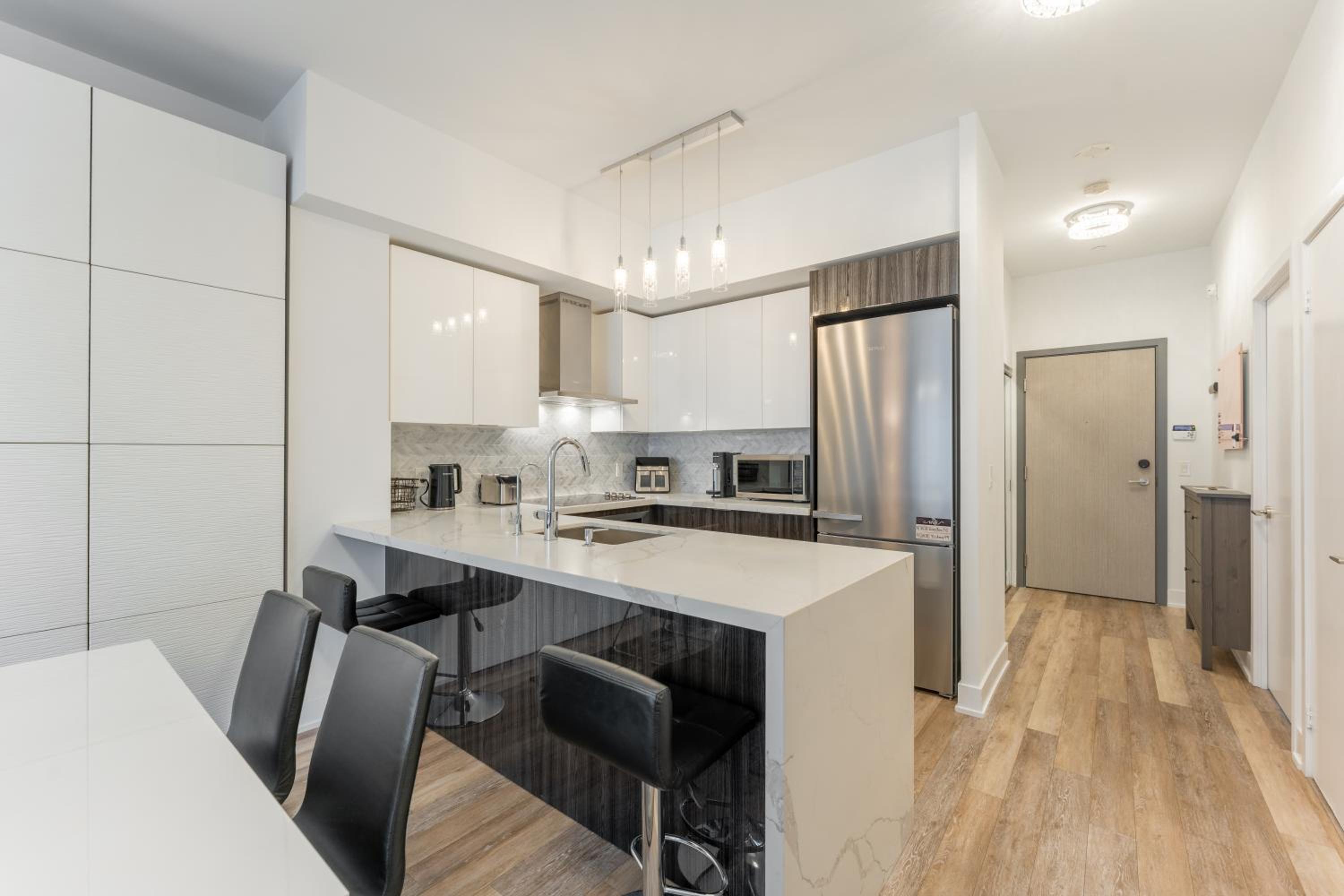 Perfect Toronto 3BR Luxe Condo - Huge Patio - Pool - Parking