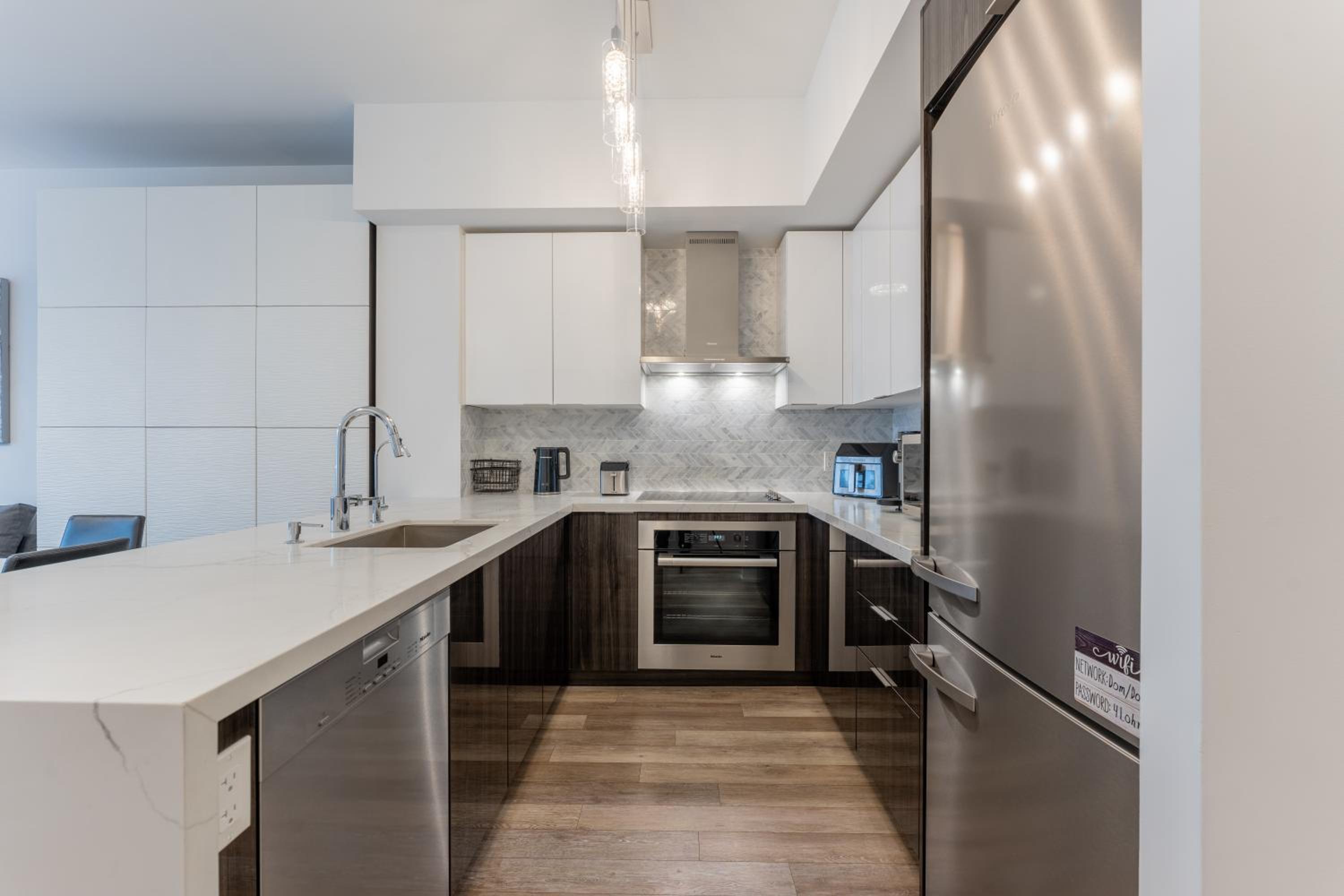Perfect Toronto 3BR Luxe Condo - Huge Patio - Pool - Parking