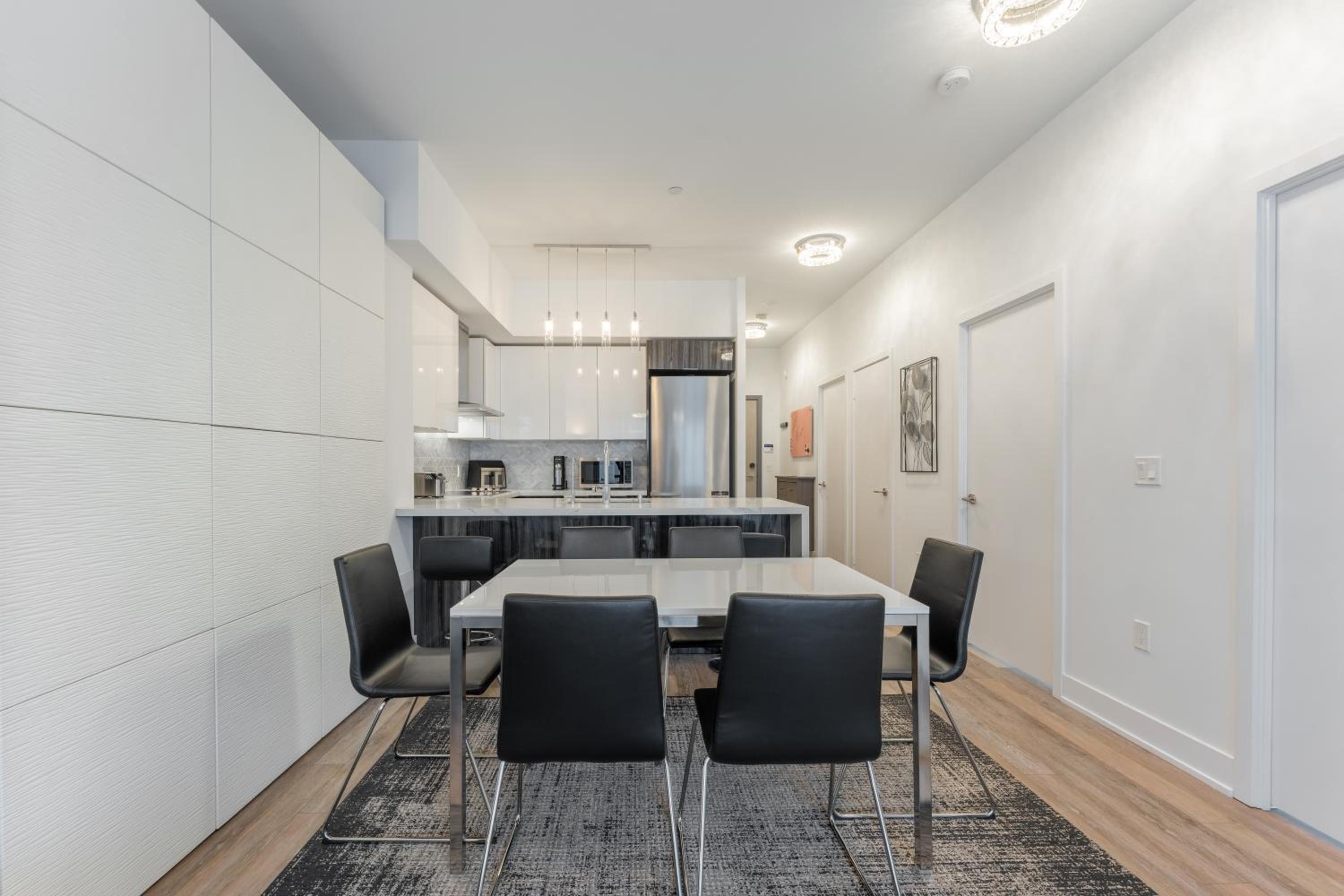 Perfect Toronto 3BR Luxe Condo - Huge Patio - Pool - Parking