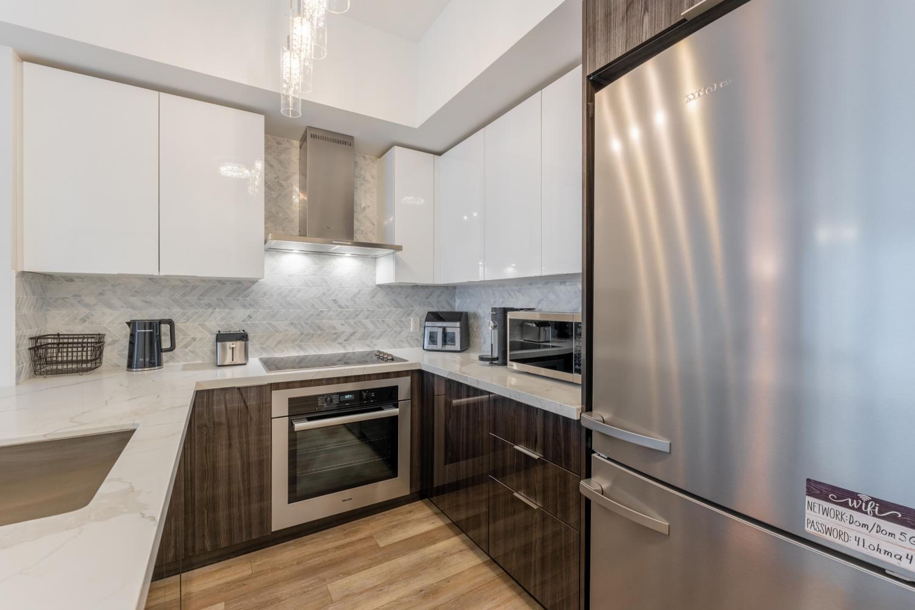 Perfect Toronto 3BR Luxe Condo - Huge Patio - Pool - Parking