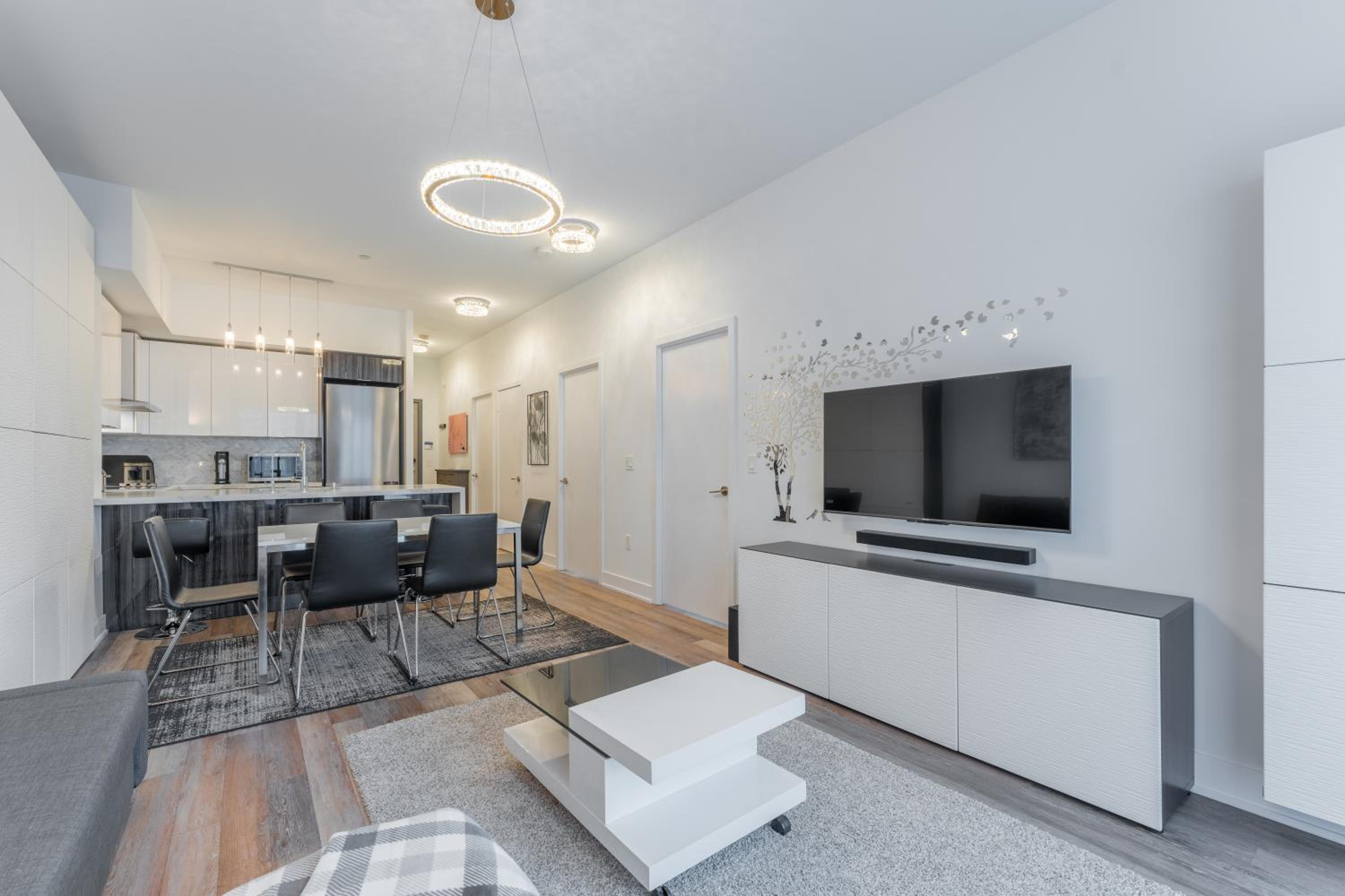 Perfect Toronto 3BR Luxe Condo - Huge Patio - Pool - Parking
