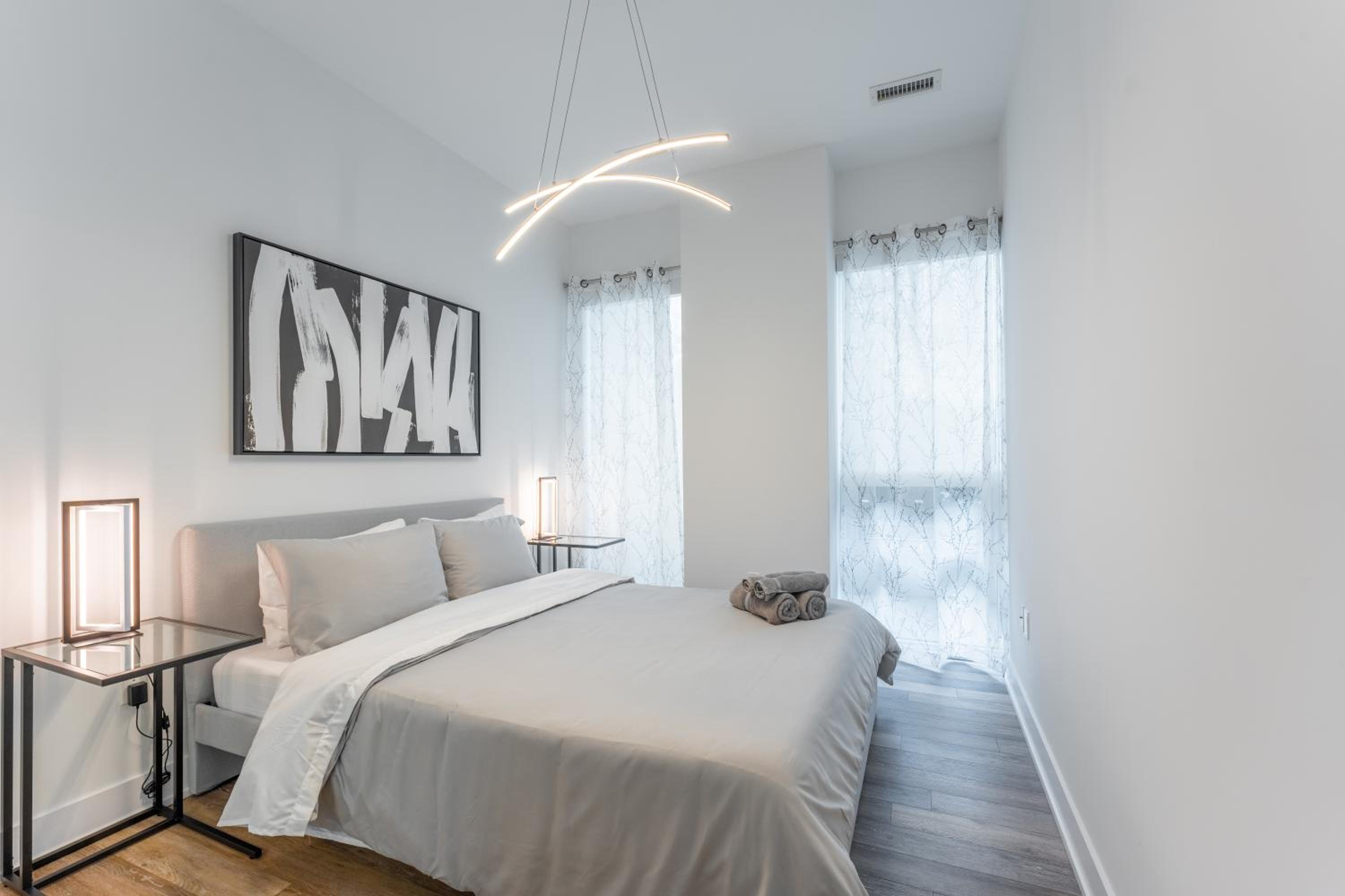 Perfect Toronto 3BR Luxe Condo - Huge Patio - Pool - Parking