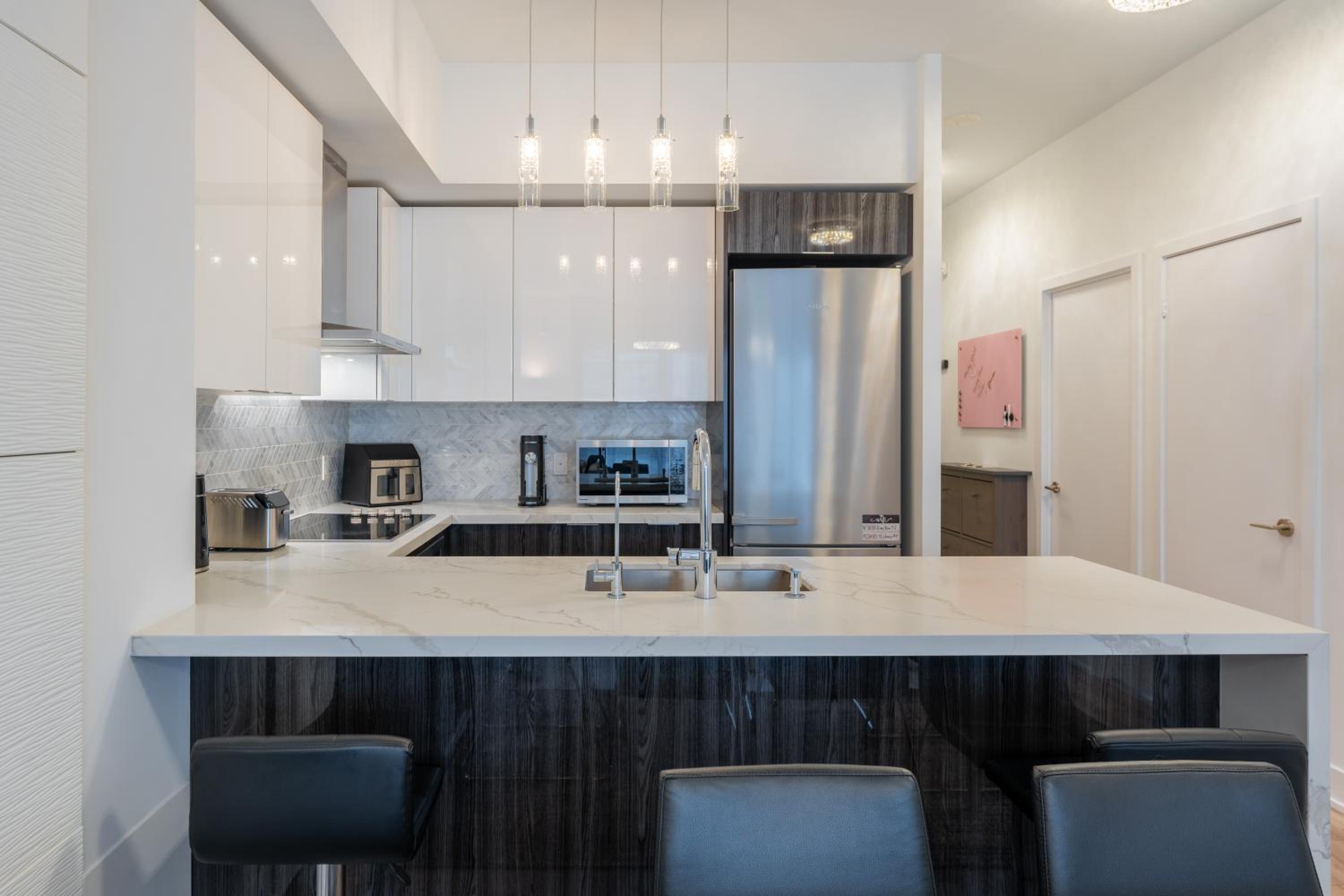 Perfect Toronto 3BR Luxe Condo - Huge Patio - Pool - Parking