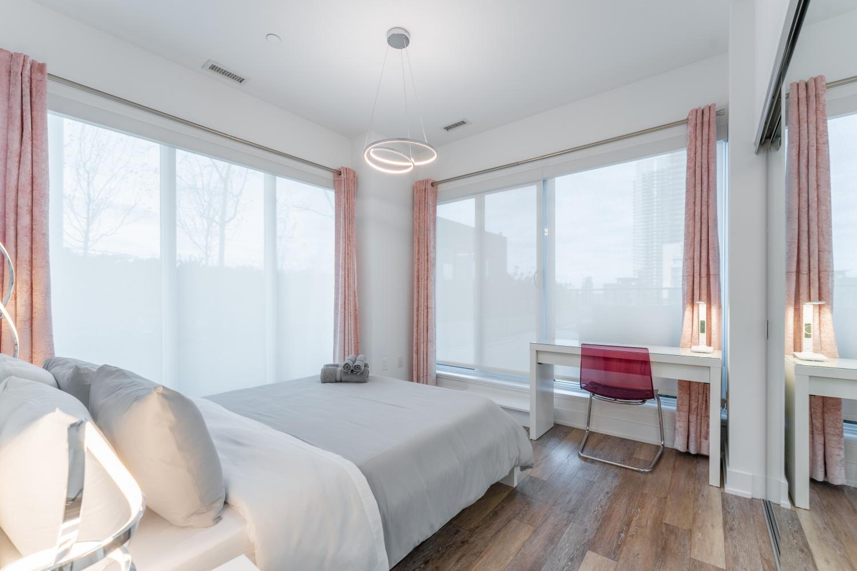 Perfect Toronto 3BR Luxe Condo - Huge Patio - Pool - Parking