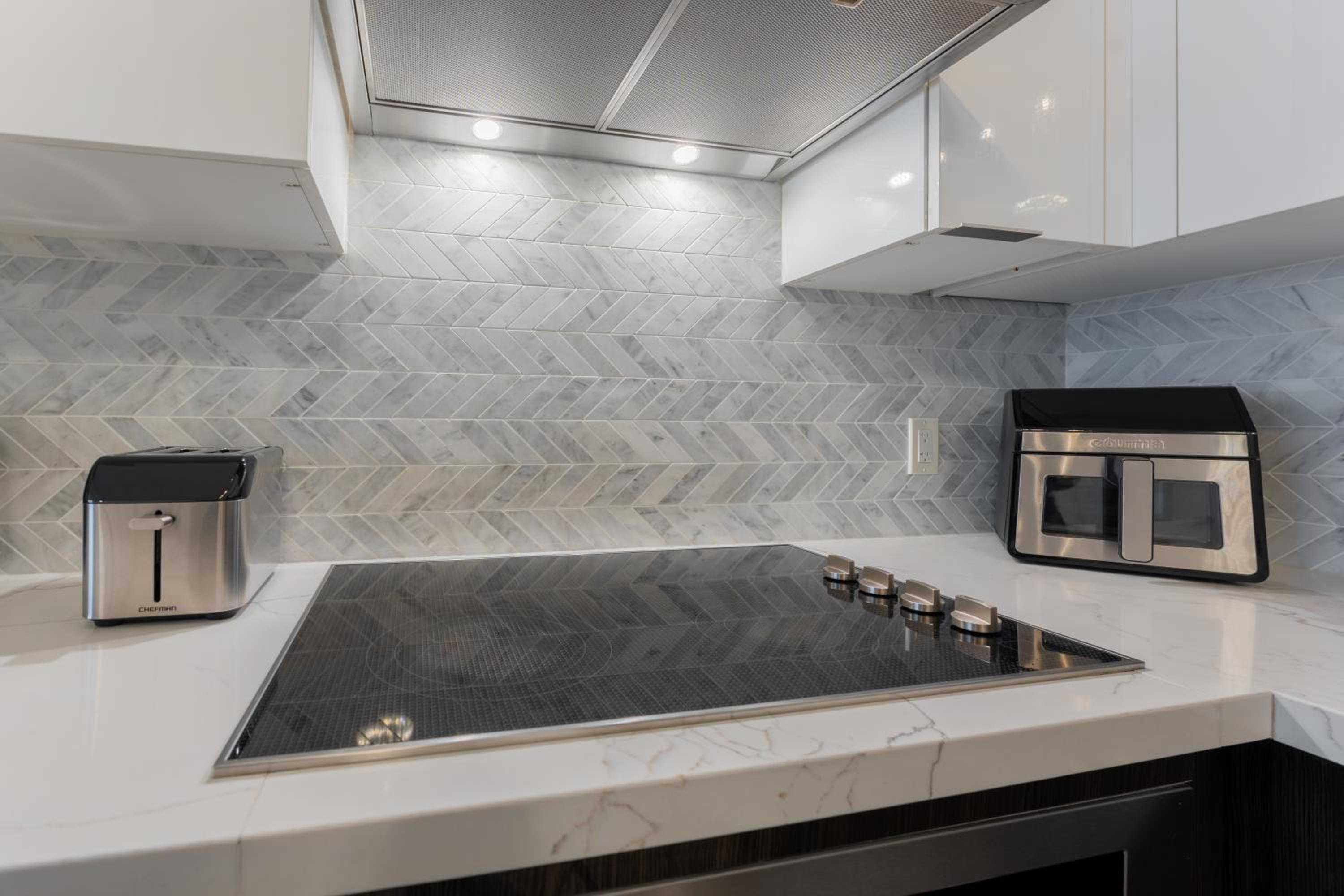 Perfect Toronto 3BR Luxe Condo - Huge Patio - Pool - Parking