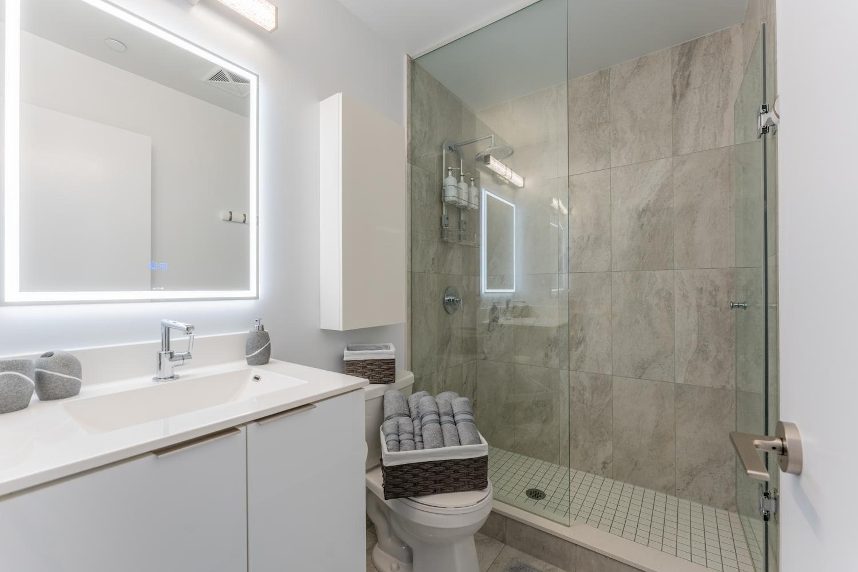 Perfect Toronto 3BR Luxe Condo - Huge Patio - Pool - Parking