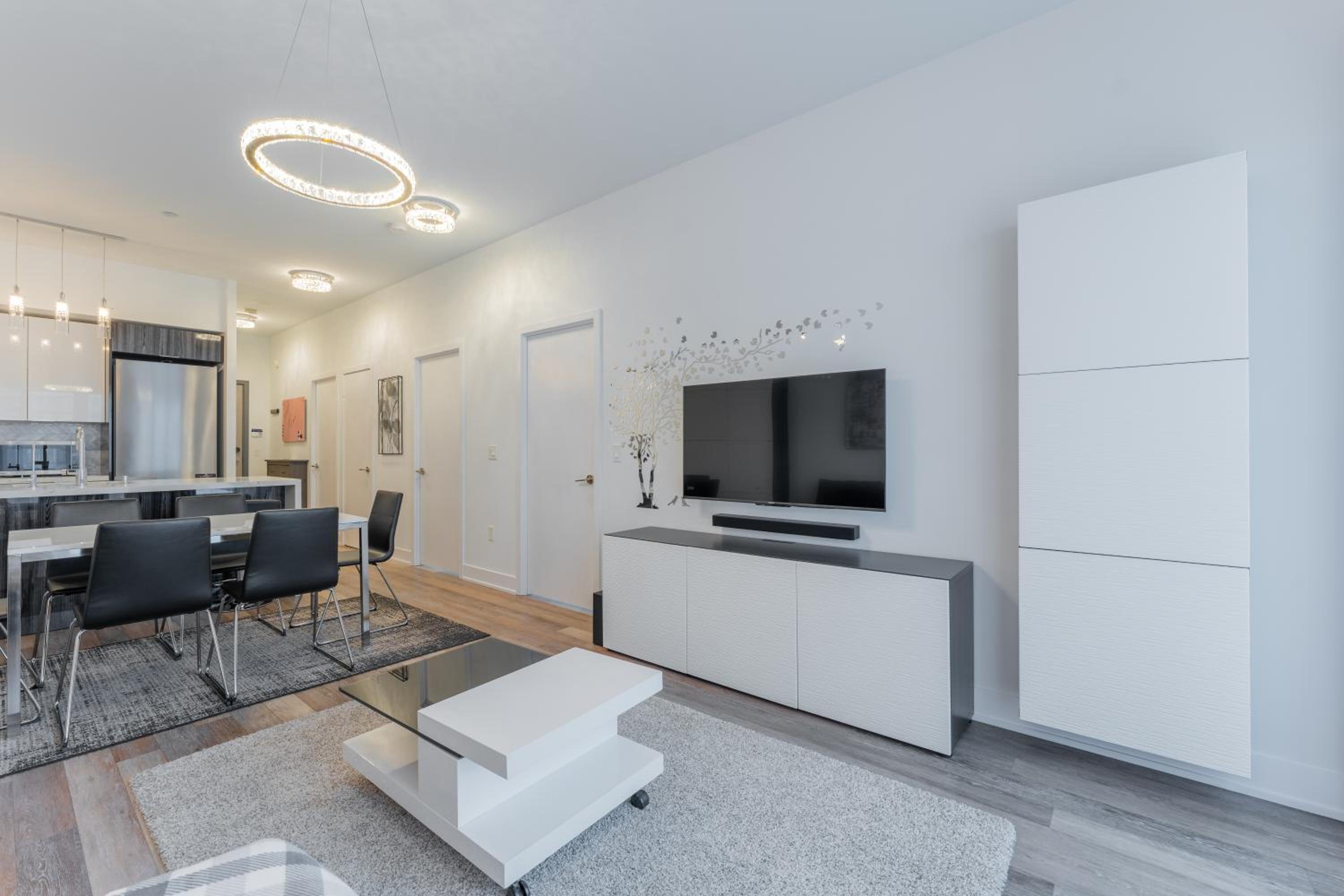 Perfect Toronto 3BR Luxe Condo - Huge Patio - Pool - Parking