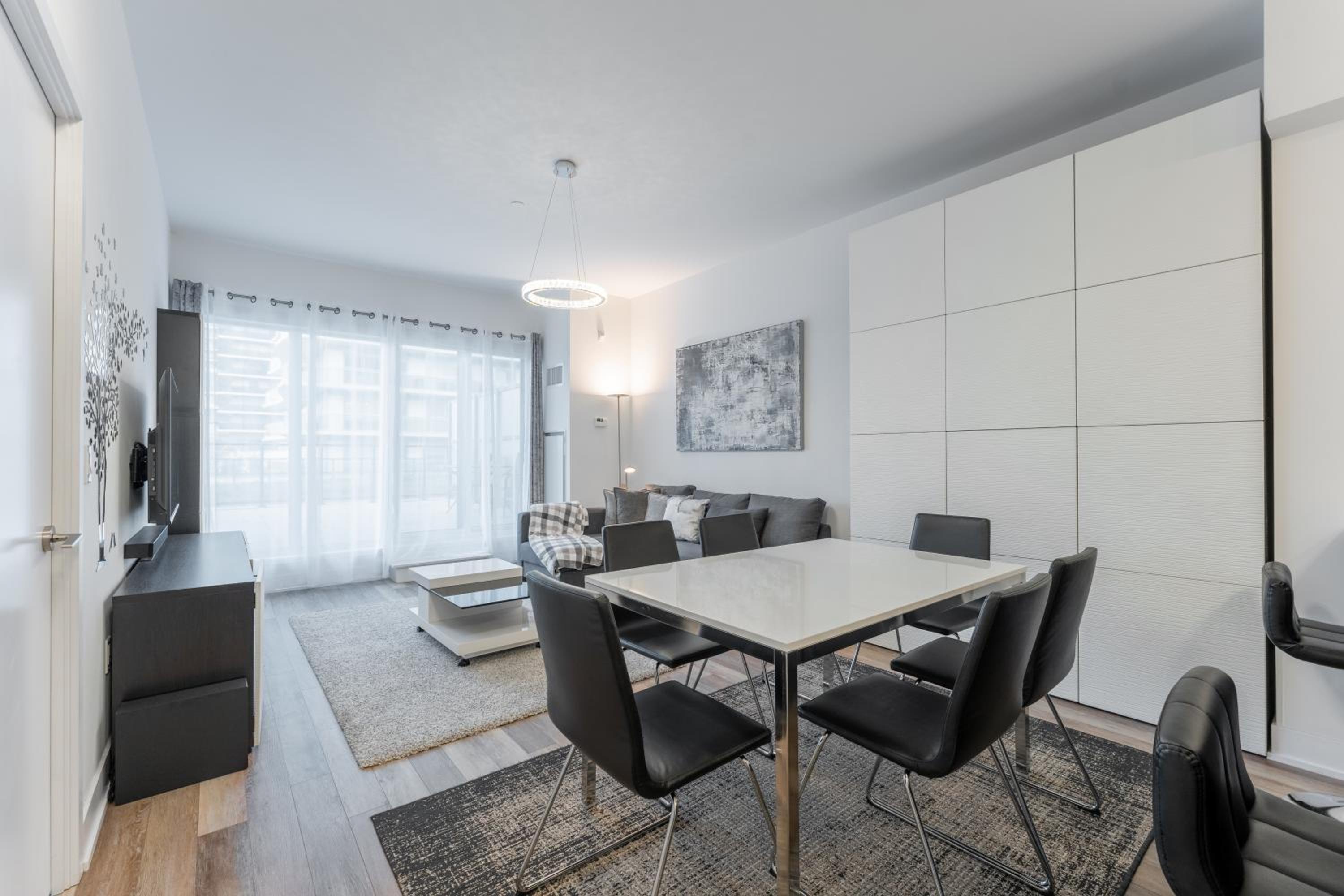 Perfect Toronto 3BR Luxe Condo - Huge Patio - Pool - Parking