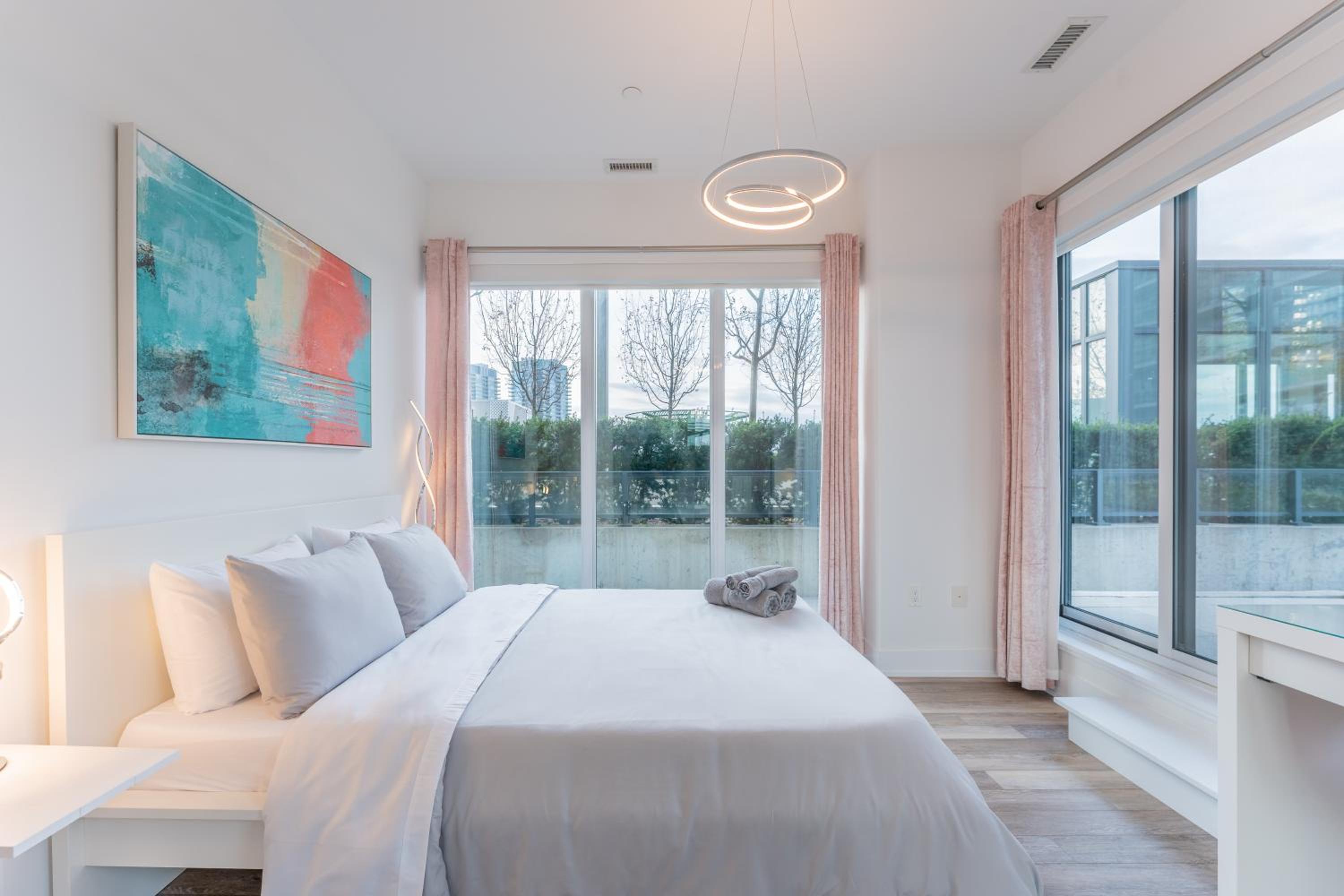 Perfect Toronto 3BR Luxe Condo - Huge Patio - Pool - Parking