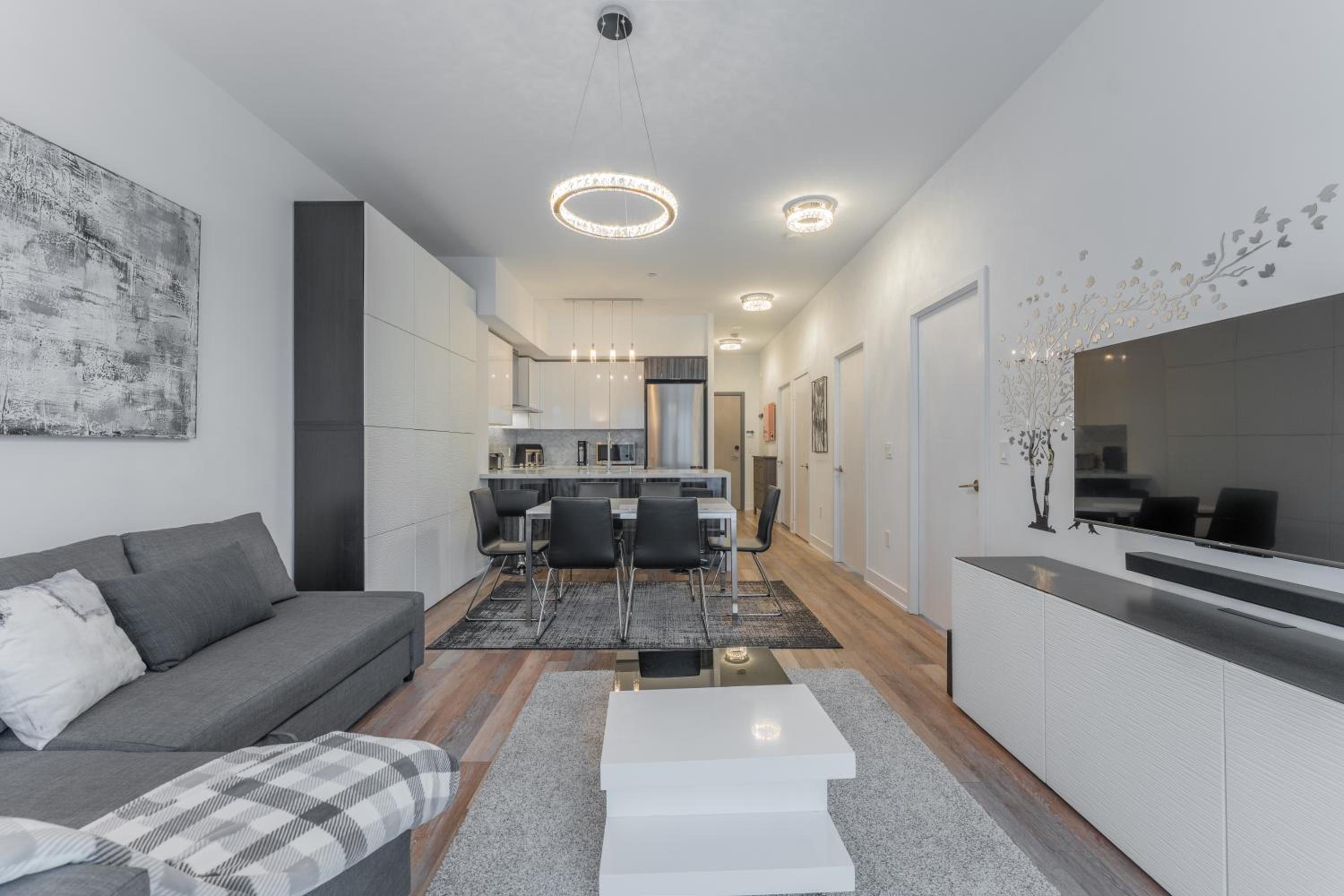 Perfect Toronto 3BR Luxe Condo - Huge Patio - Pool - Parking