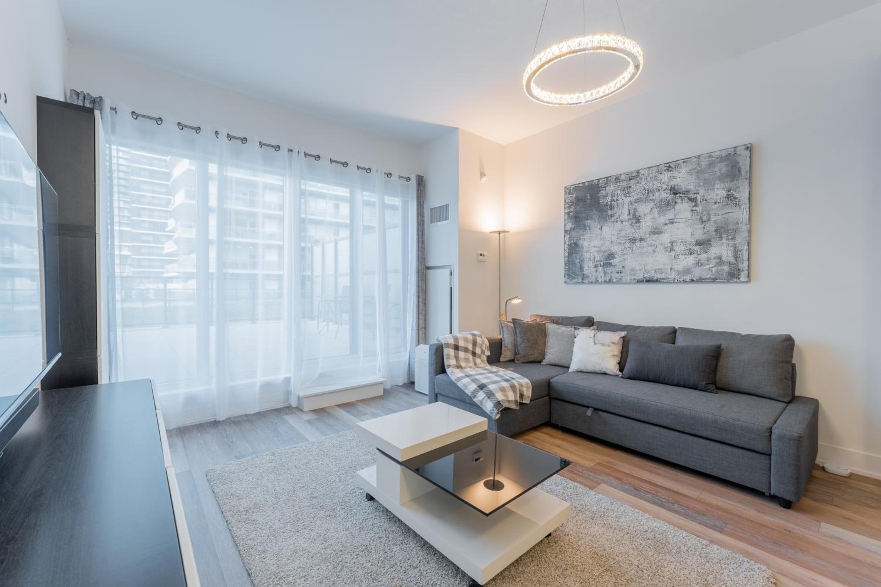 Perfect Toronto 3BR Luxe Condo - Huge Patio - Pool - Parking