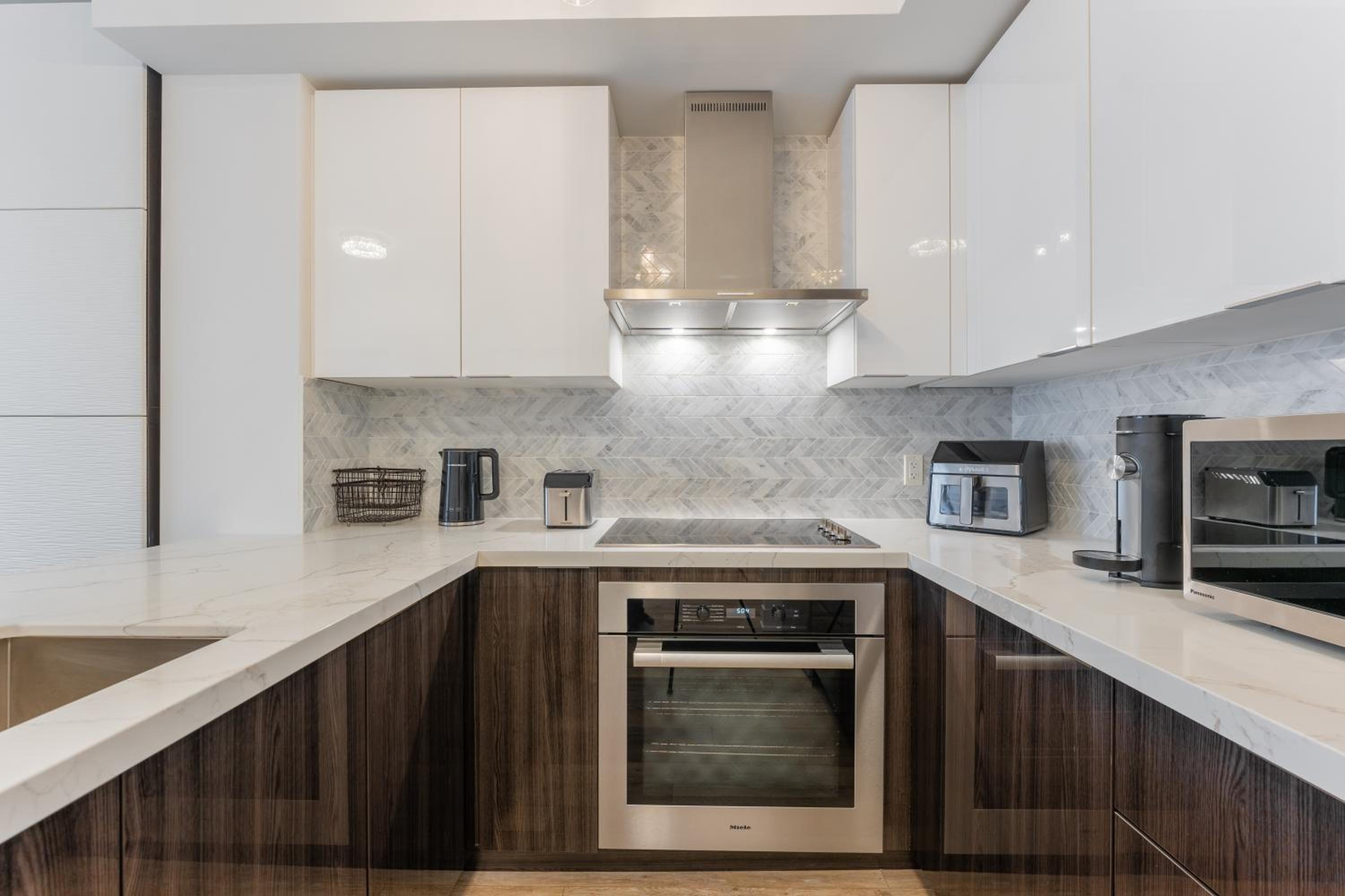 Perfect Toronto 3BR Luxe Condo - Huge Patio - Pool - Parking