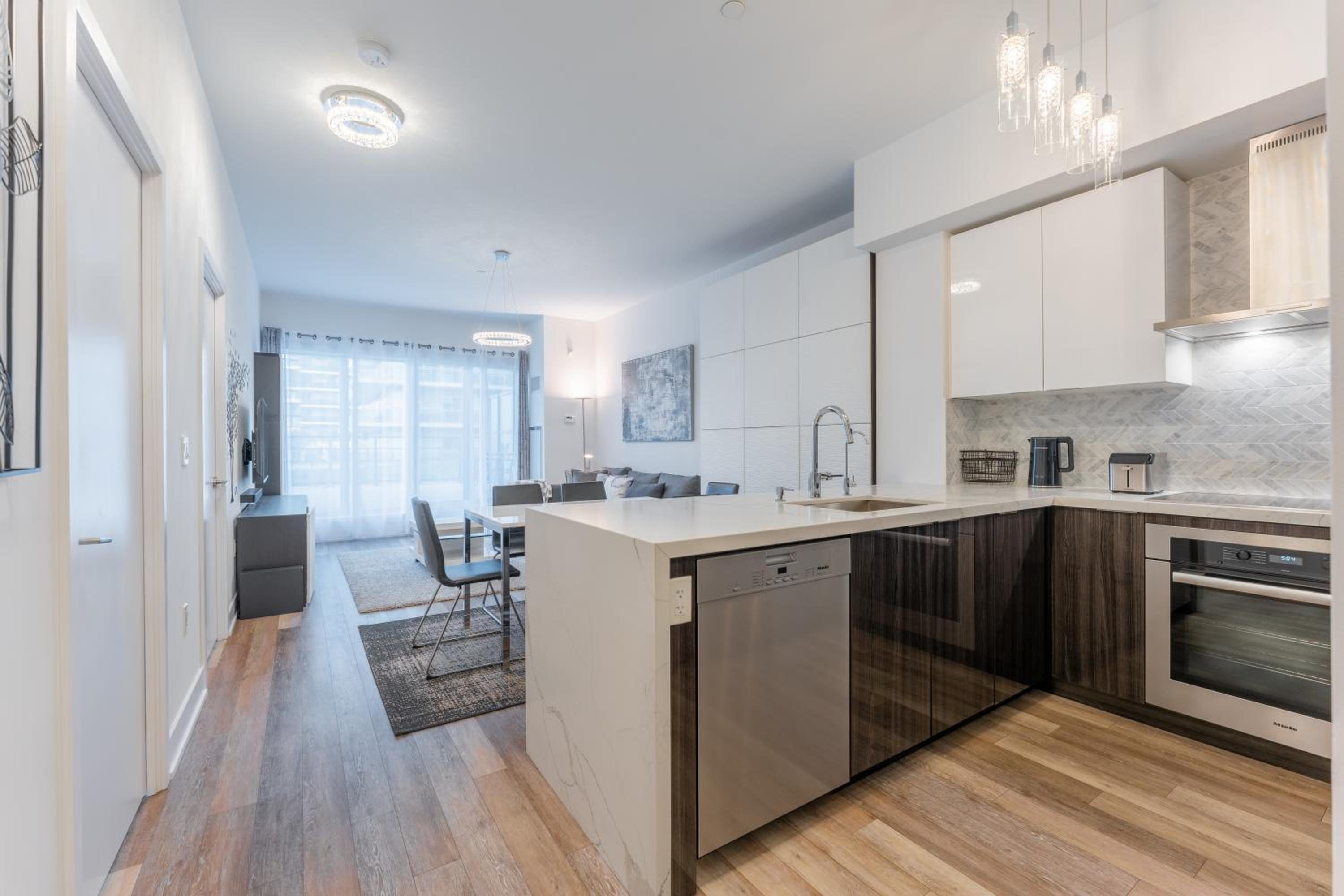 Perfect Toronto 3BR Luxe Condo - Huge Patio - Pool - Parking