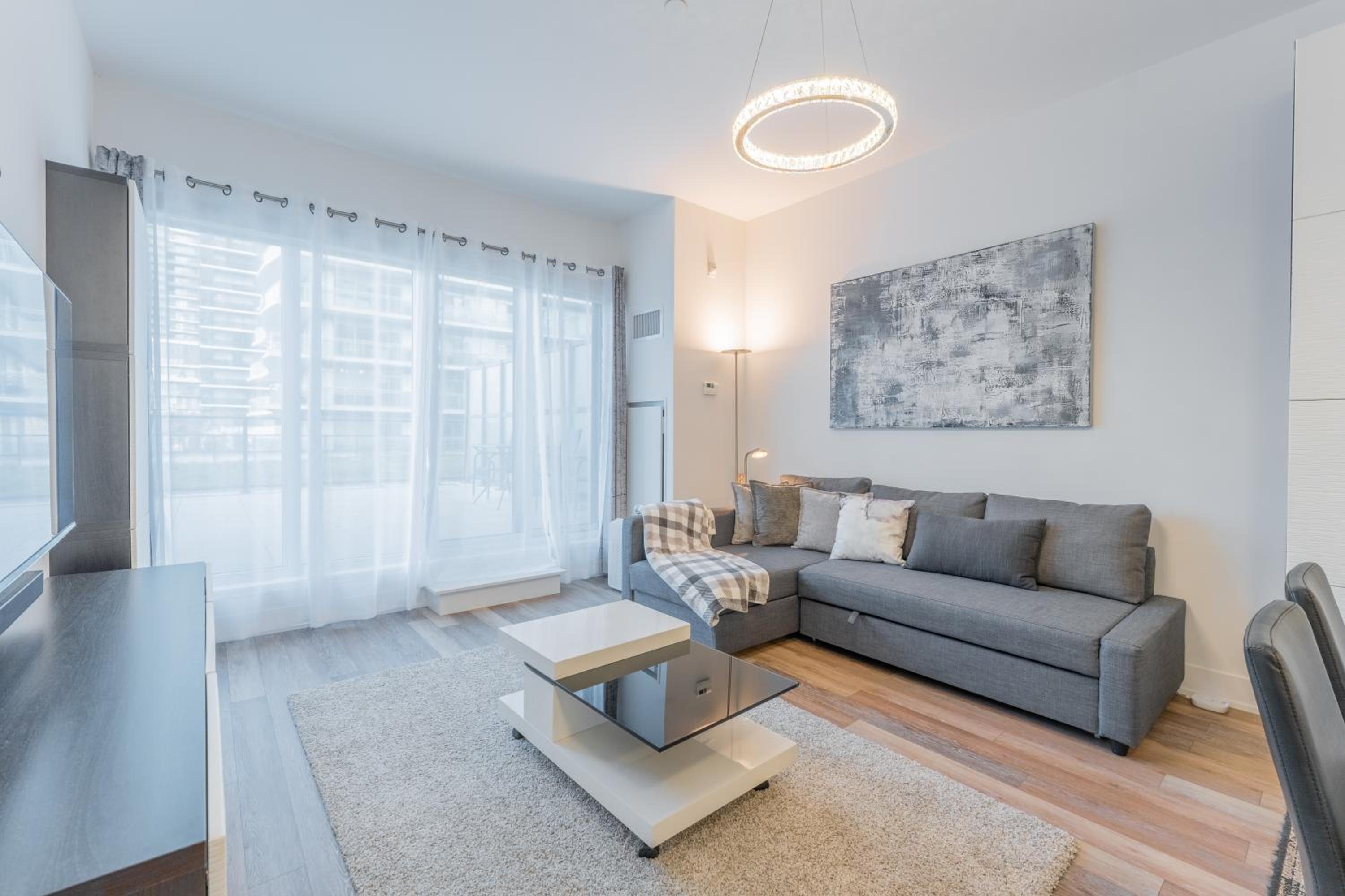 Perfect Toronto 3BR Luxe Condo - Huge Patio - Pool - Parking