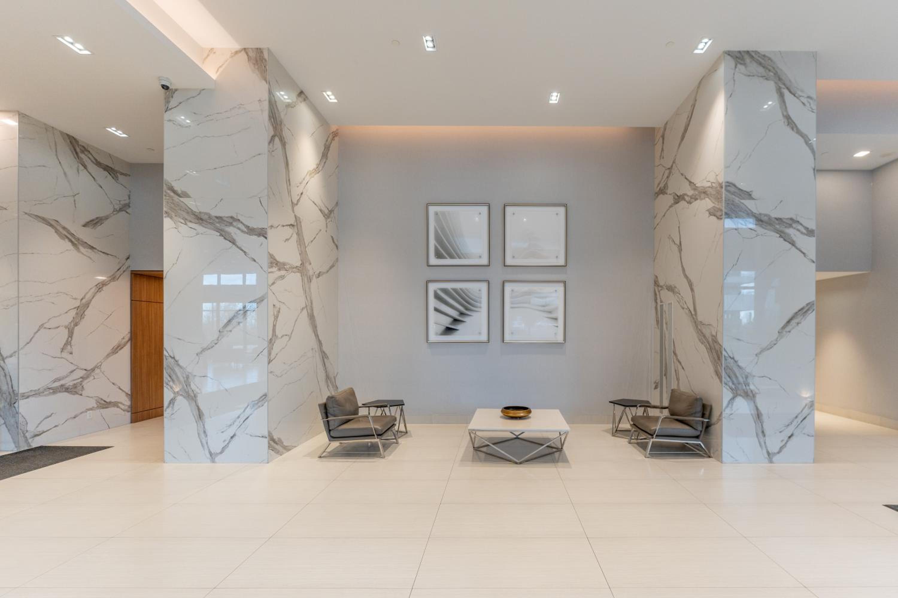 Perfect Toronto 3BR Luxe Condo - Huge Patio - Pool - Parking