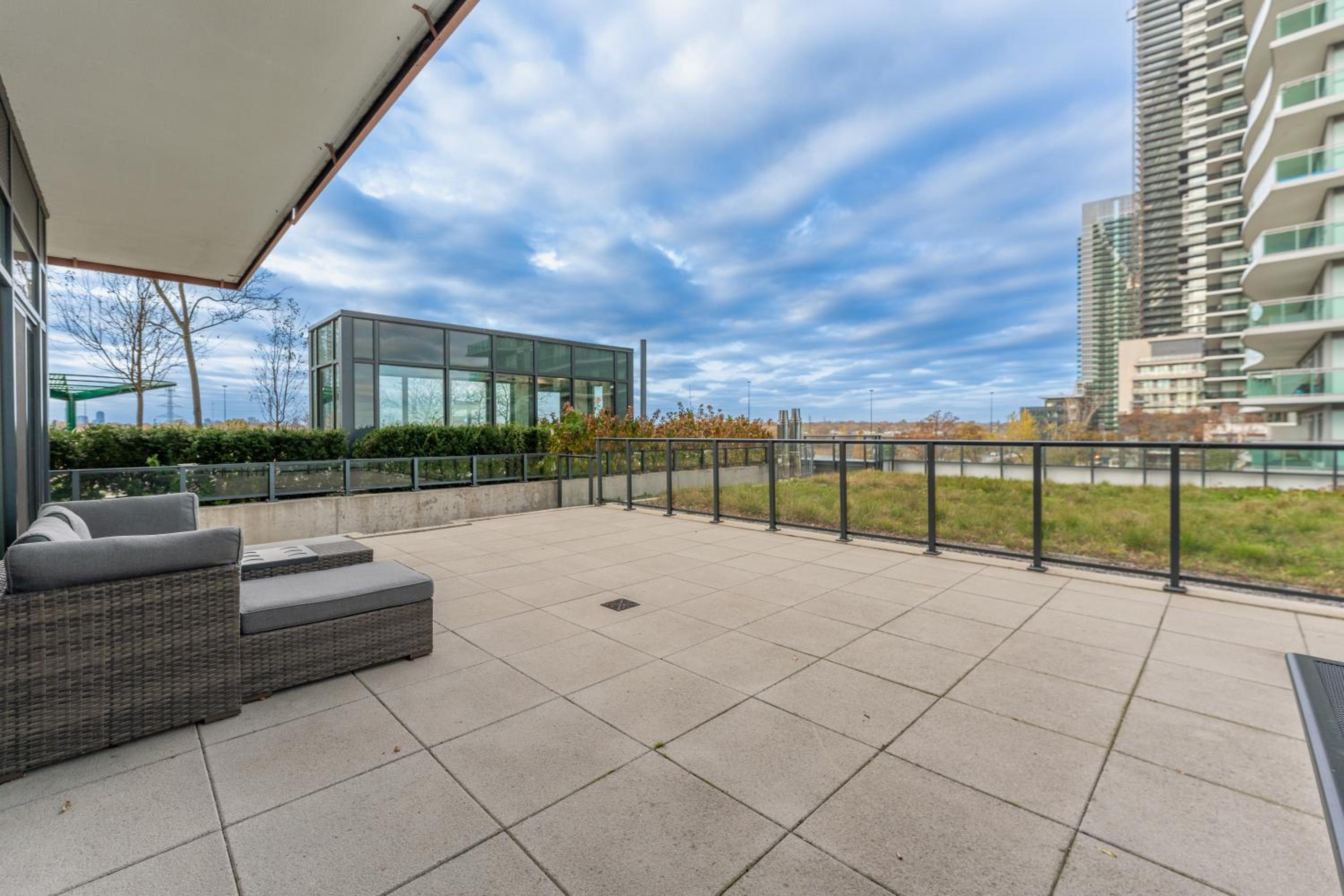 Perfect Toronto 3BR Luxe Condo - Huge Patio - Pool - Parking