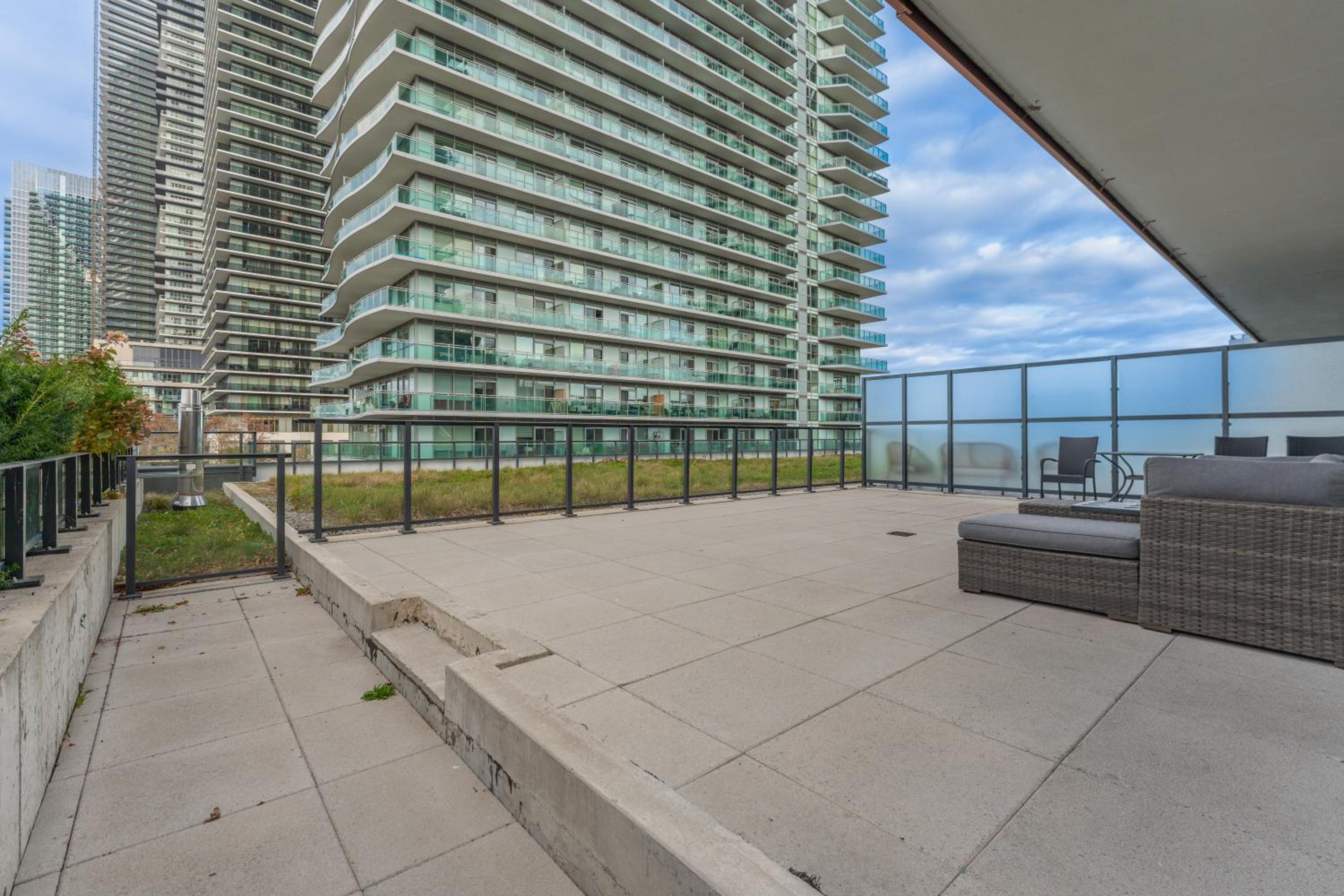 Perfect Toronto 3BR Luxe Condo - Huge Patio - Pool - Parking